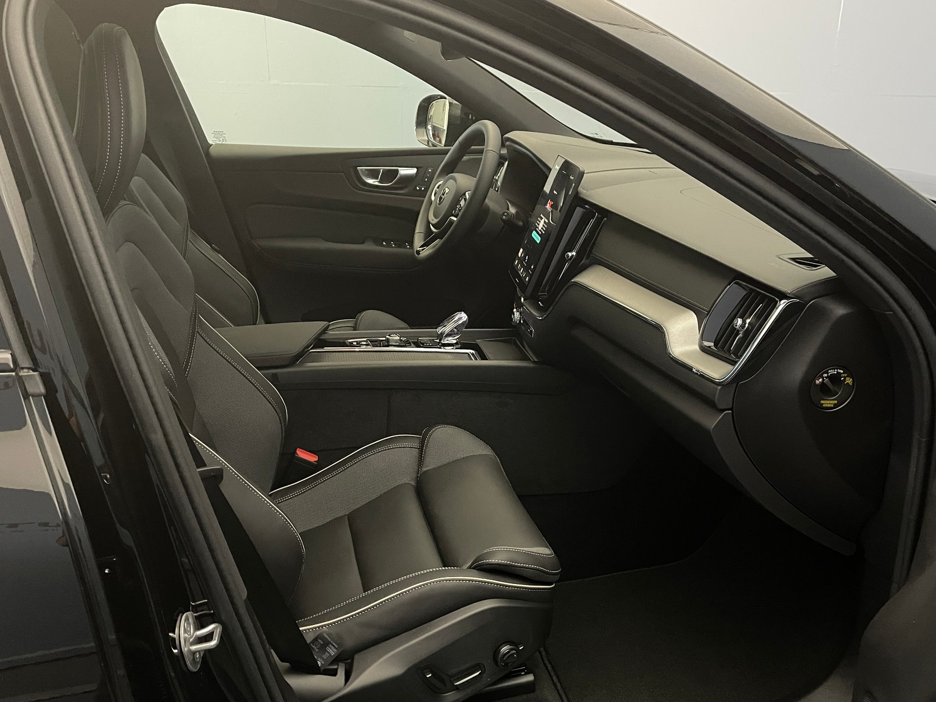 VOLVO XC60 2.0 T6 TE Black Edition eAWD-image-9