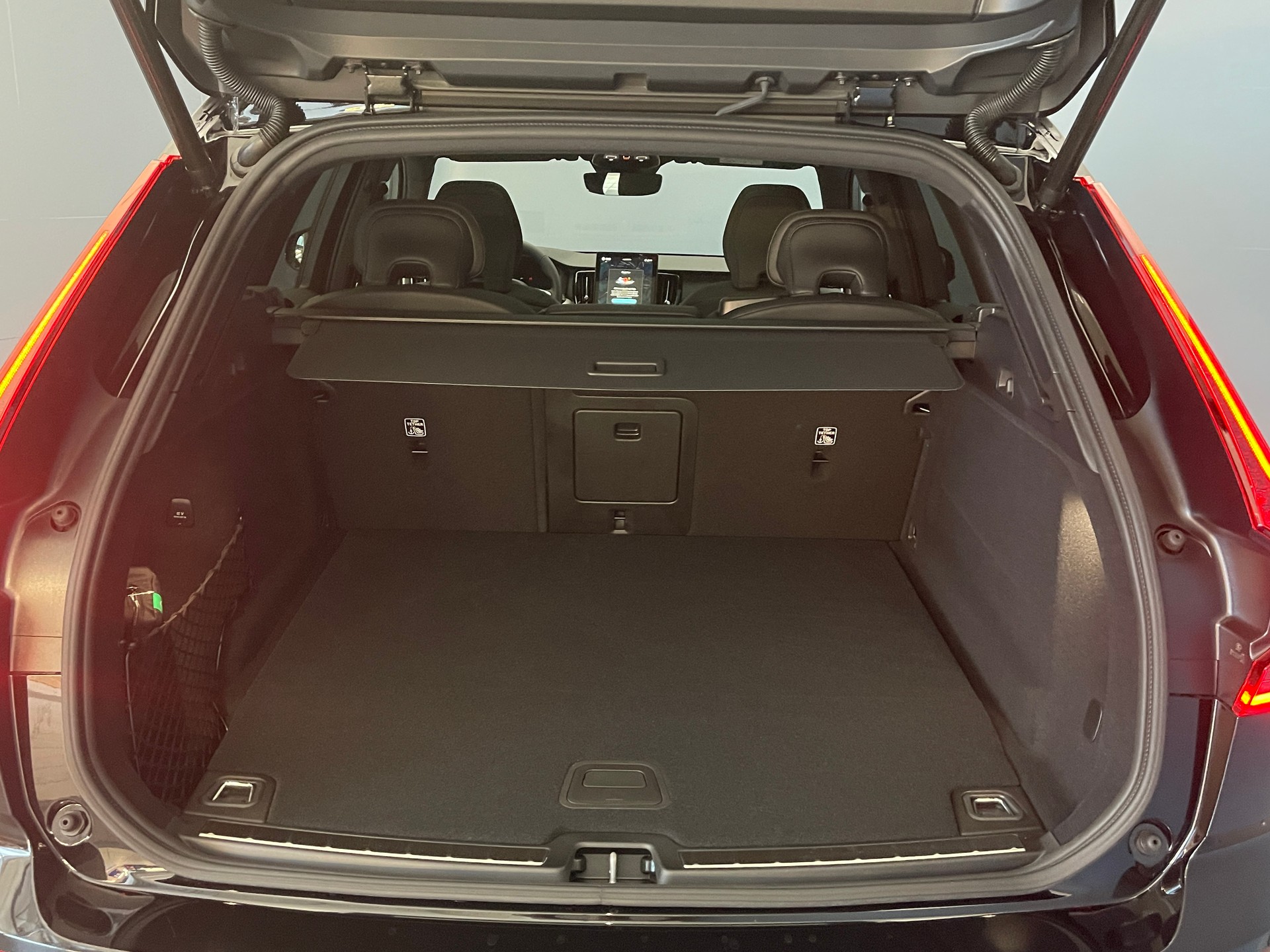 VOLVO XC60 2.0 T6 TE Black Edition eAWD-image-13