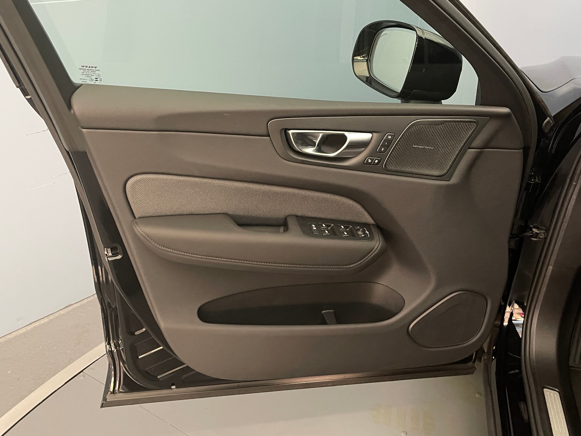 VOLVO XC60 2.0 T6 TE Black Edition eAWD-image-6
