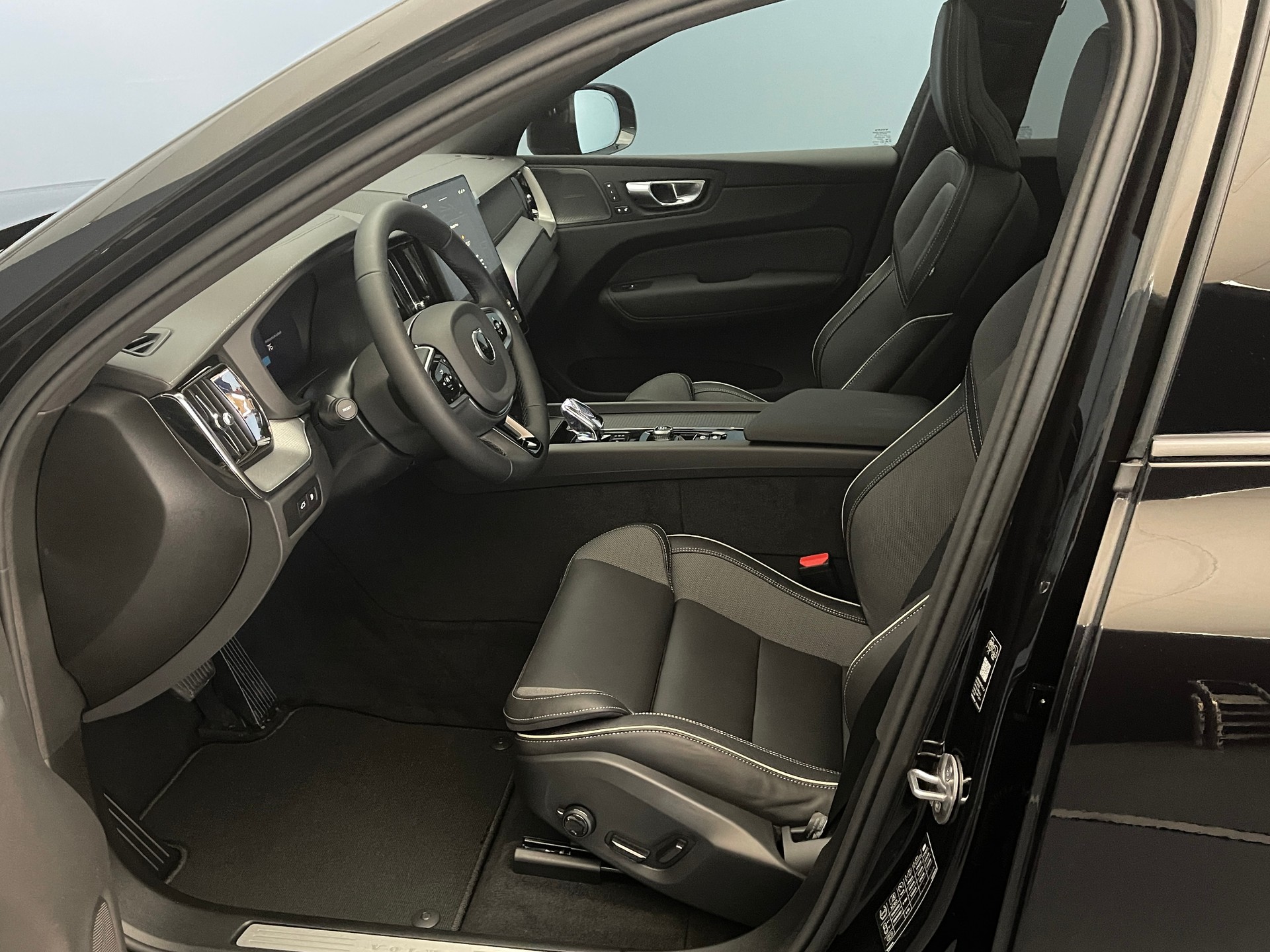 VOLVO XC60 2.0 T6 TE Black Edition eAWD-image-10