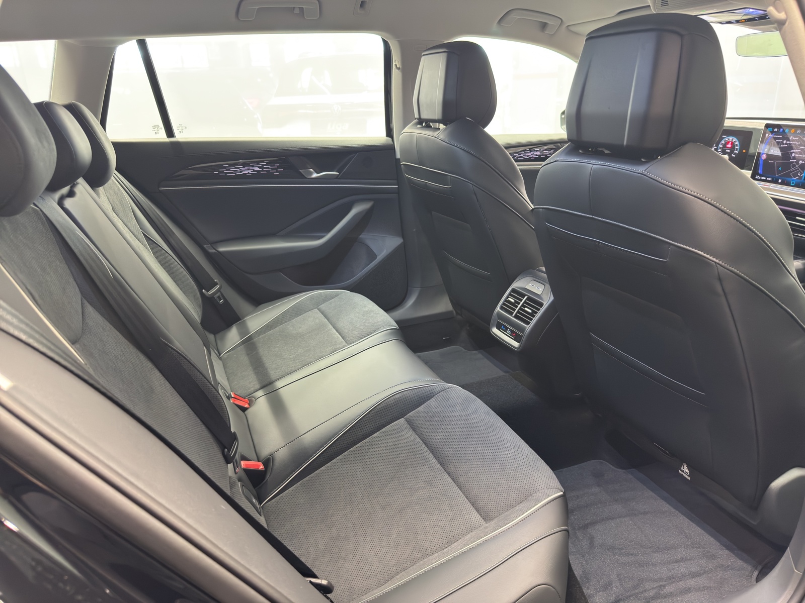 VW Passat Variant 1.5 TSI PHEV Business DSG-image-9