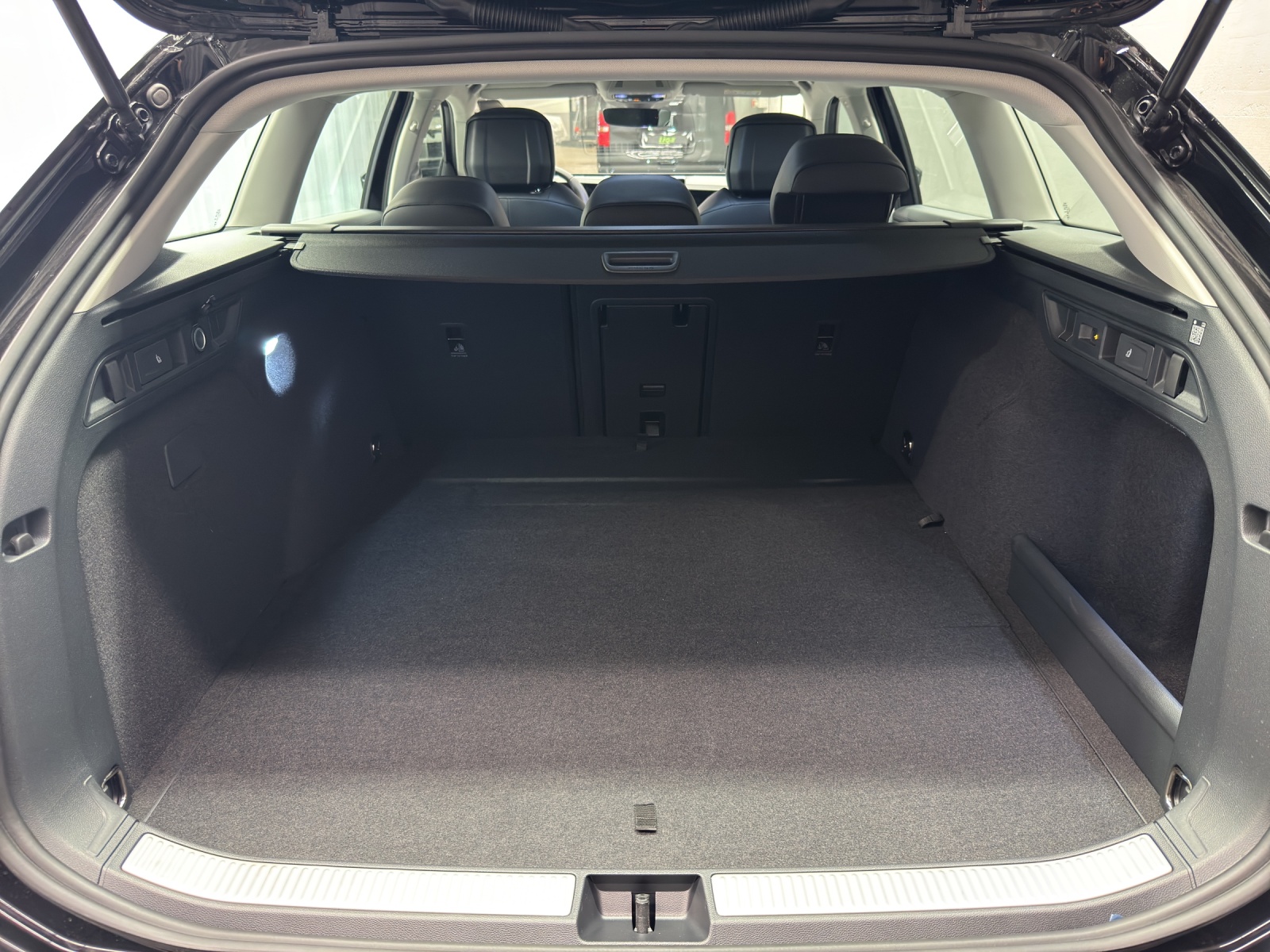 VW Passat Variant 1.5 TSI PHEV Business DSG-image-10