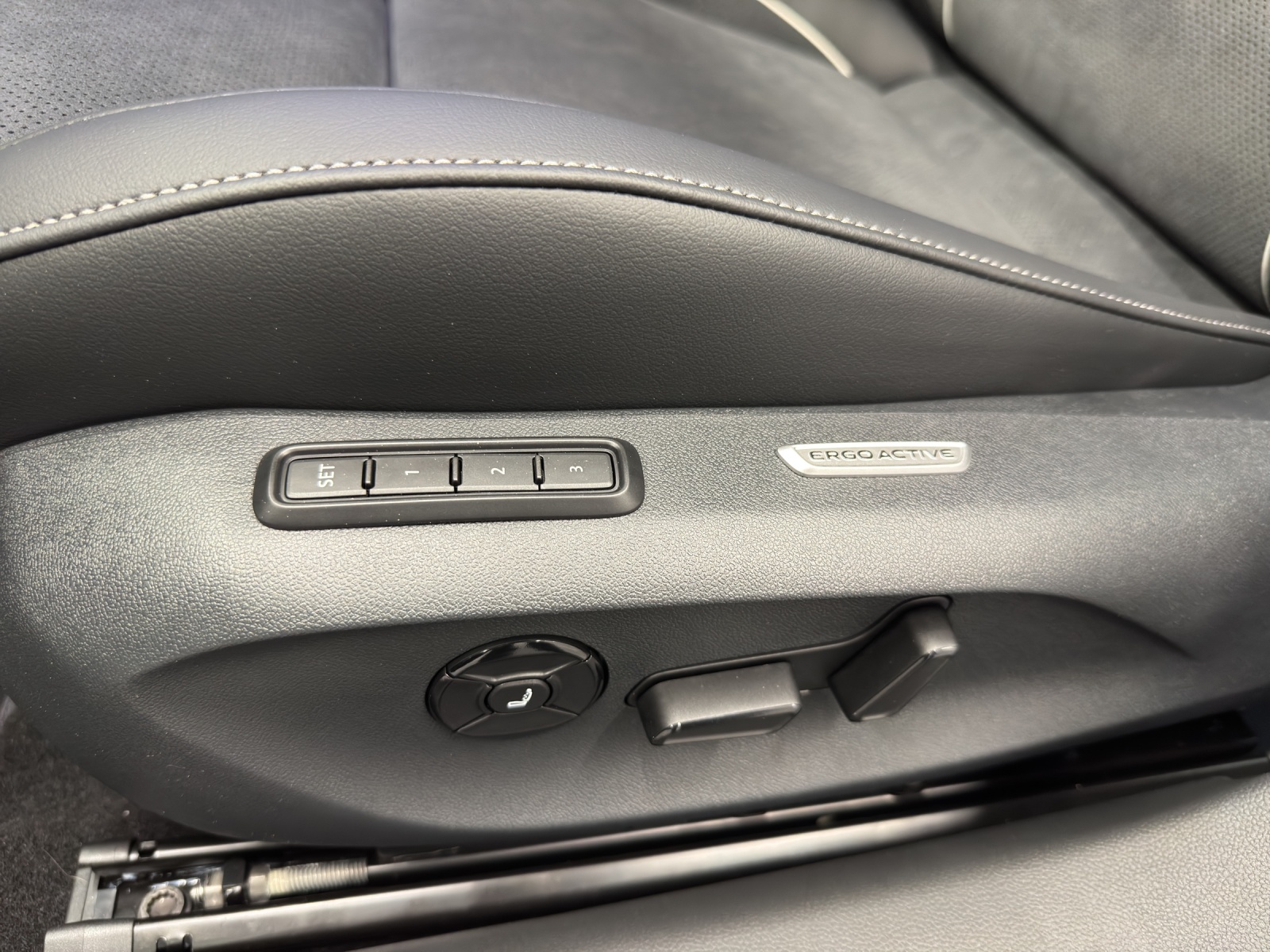 VW Passat Variant 1.5 TSI PHEV Business DSG-image-14
