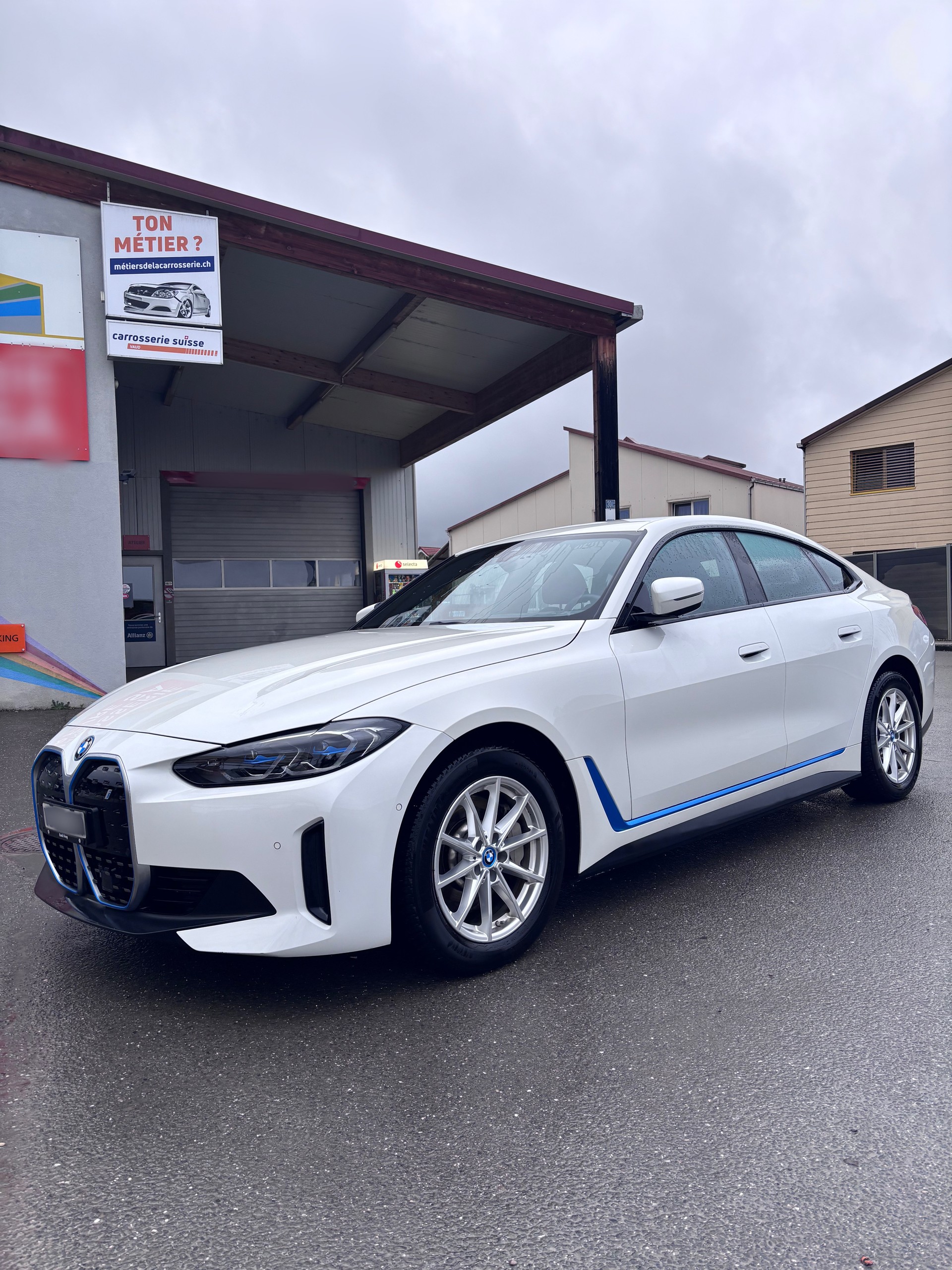 BMW i4 eDrive 35-image-1