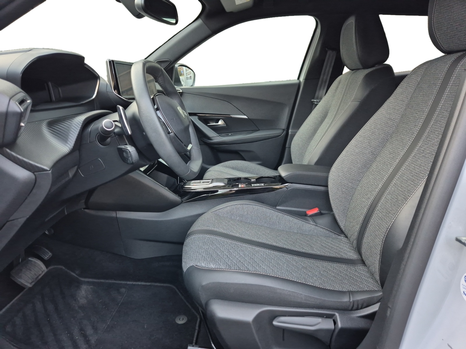 PEUGEOT 2008 1.2 PureTech Allure-image-5