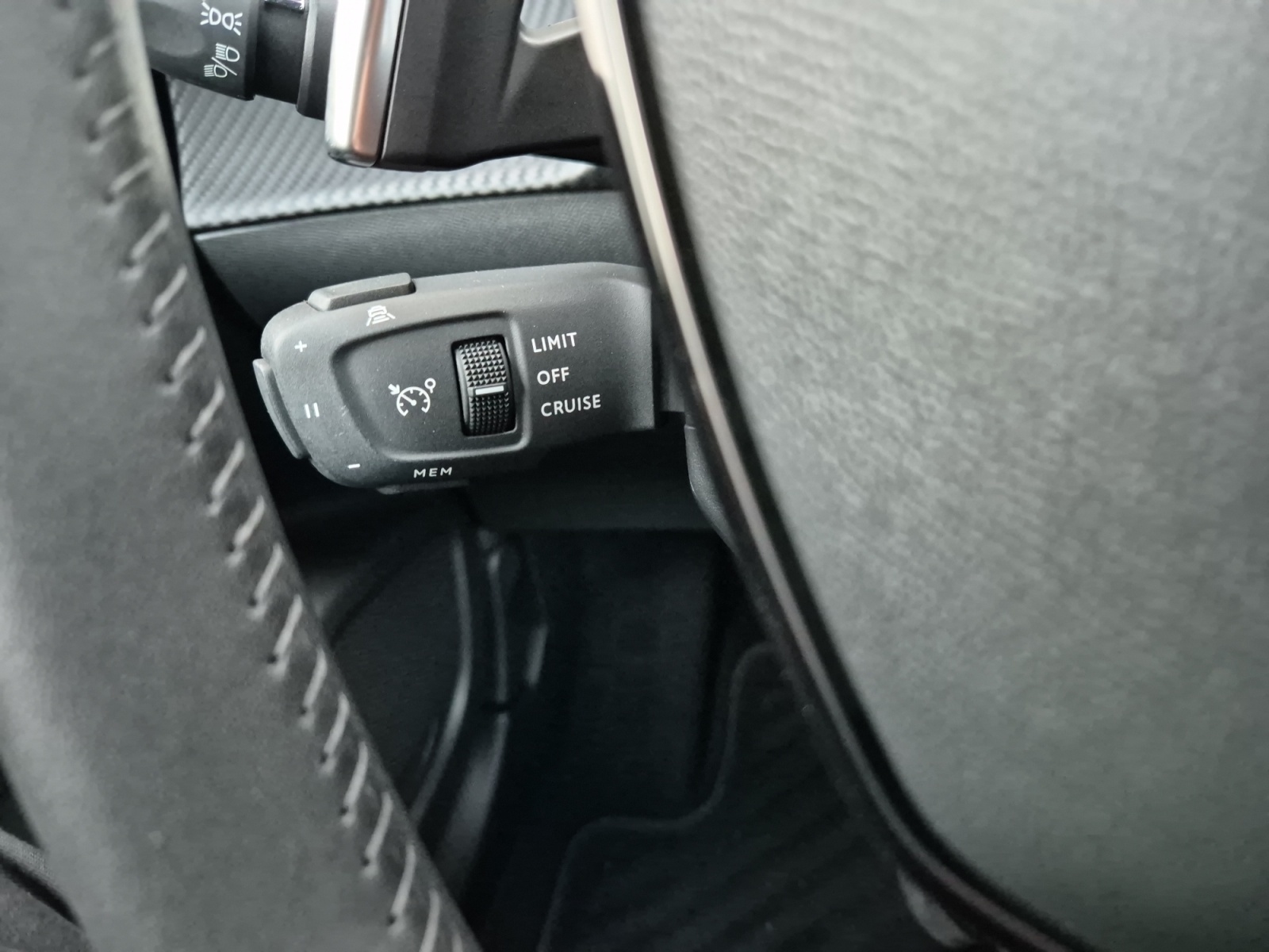 PEUGEOT 2008 1.2 PureTech Allure-image-10