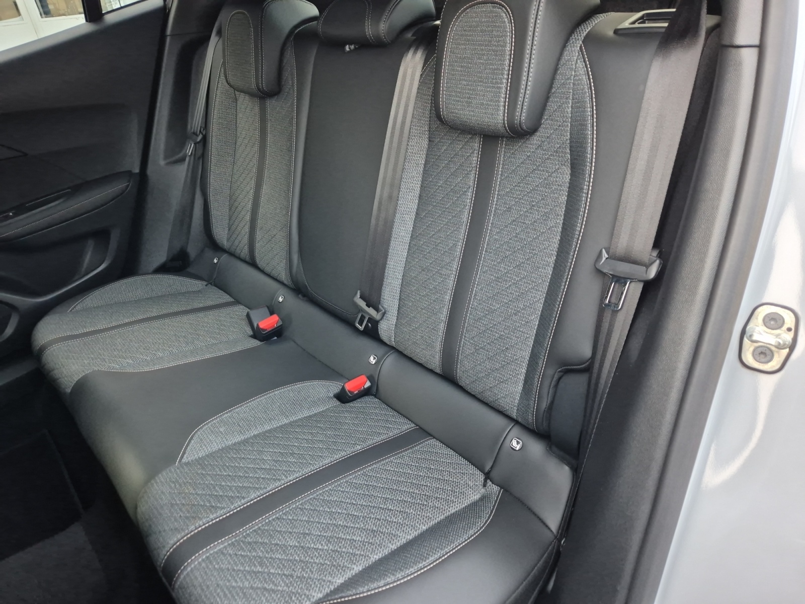 PEUGEOT 2008 1.2 PureTech Allure-image-6