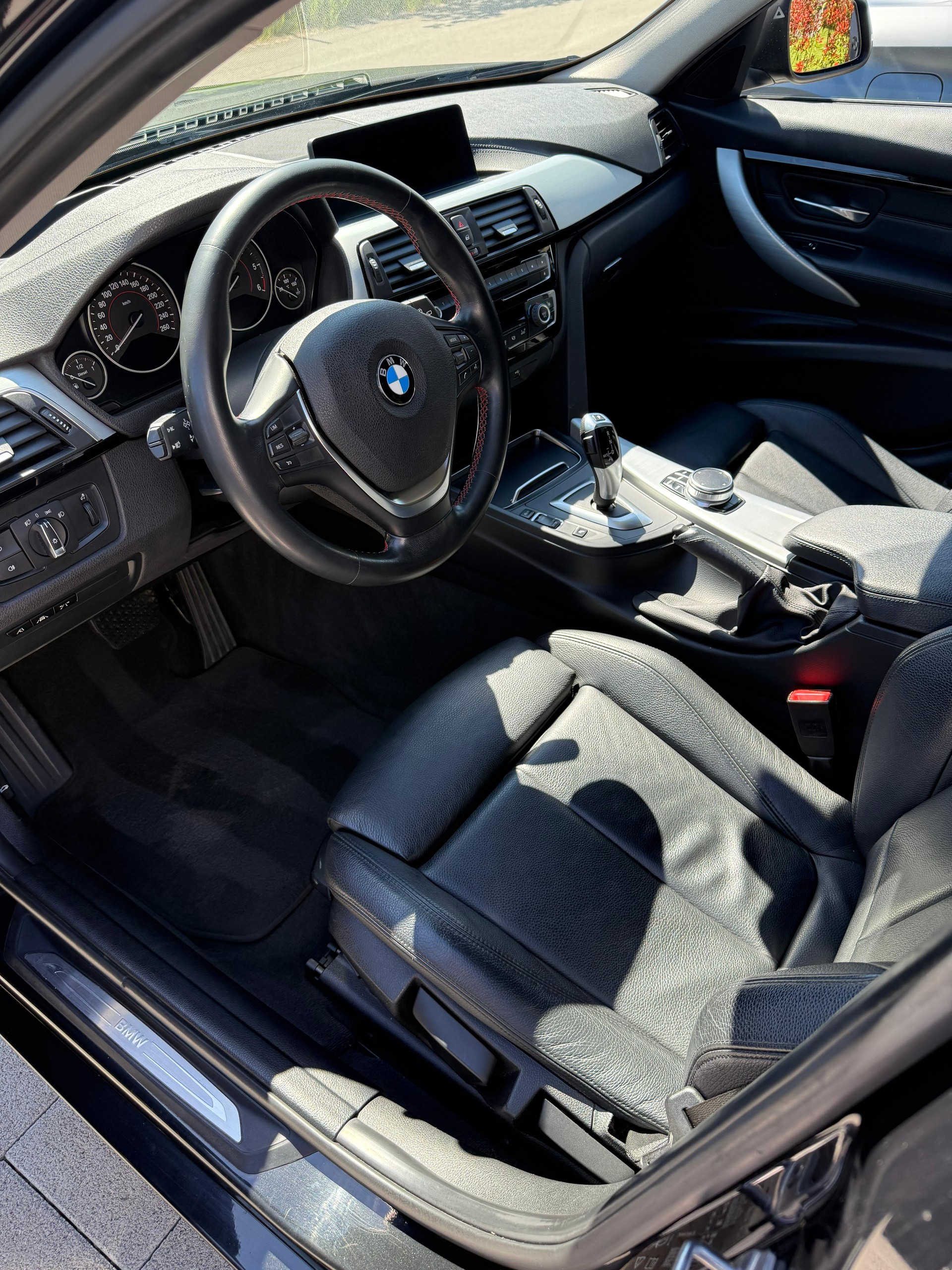 BMW 320d xDrive Touring Edition Sport Line Steptronic-image-10