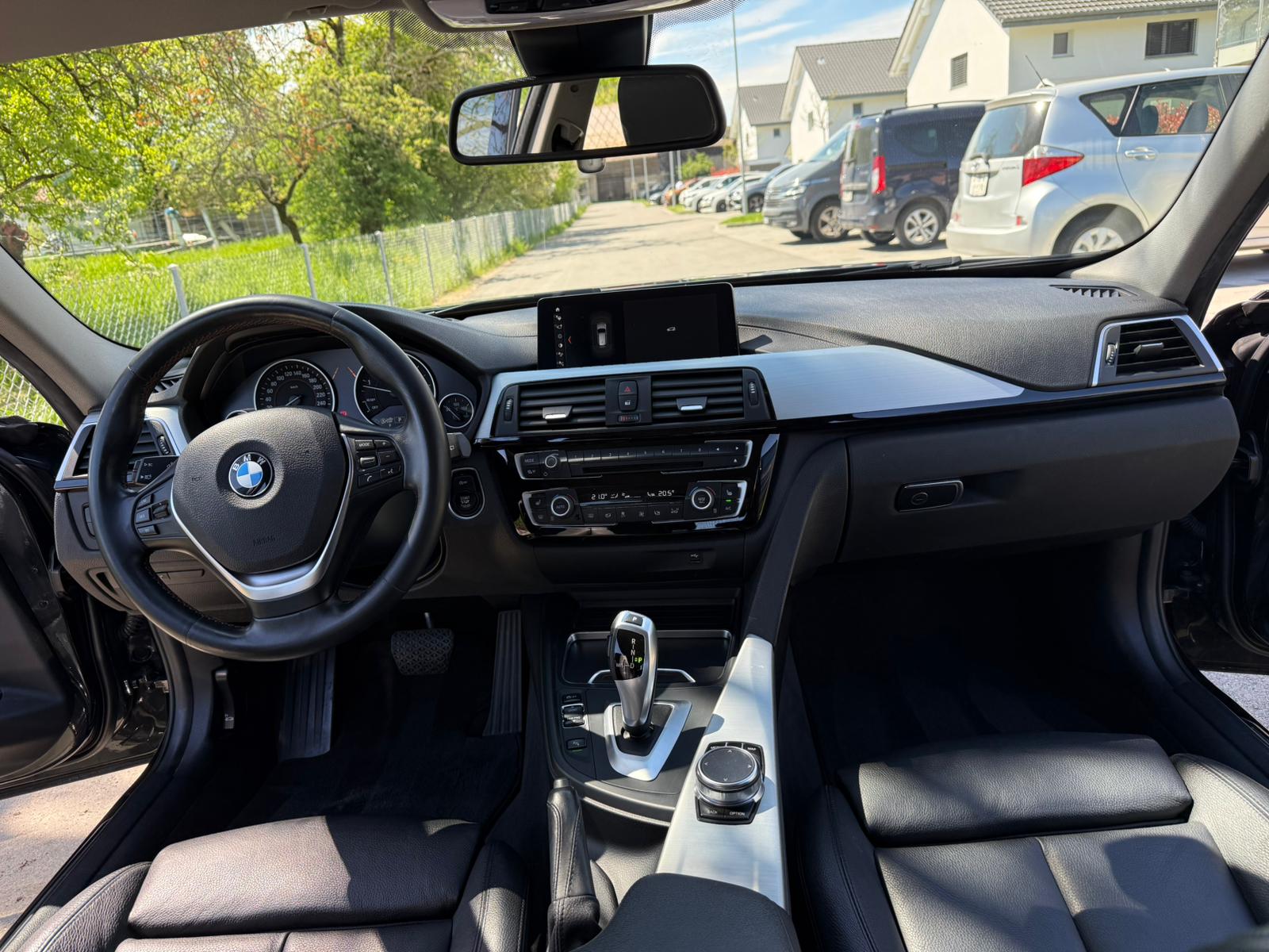 BMW 320d xDrive Touring Edition Sport Line Steptronic-image-8