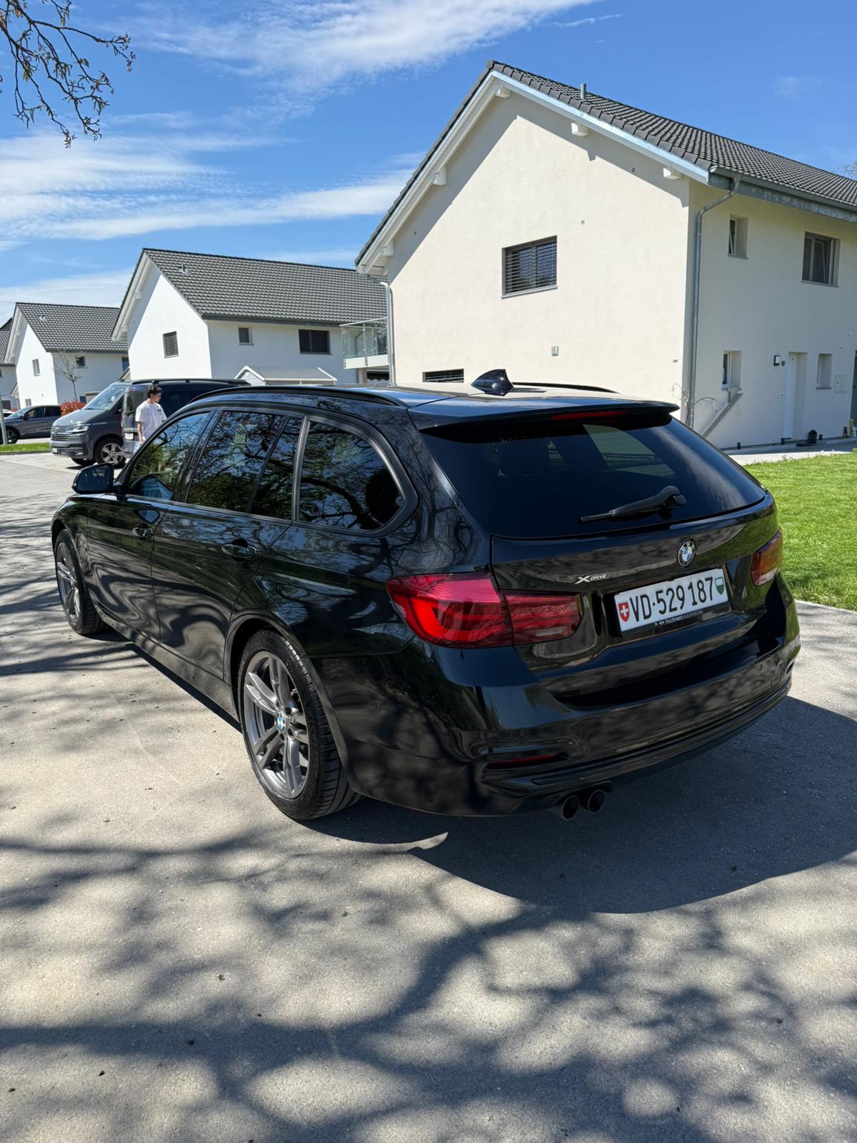 BMW 320d xDrive Touring Edition Sport Line Steptronic-image-3