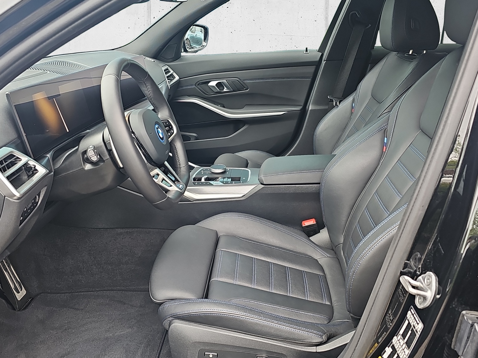 BMW 330e xDrive M Sport-image-10