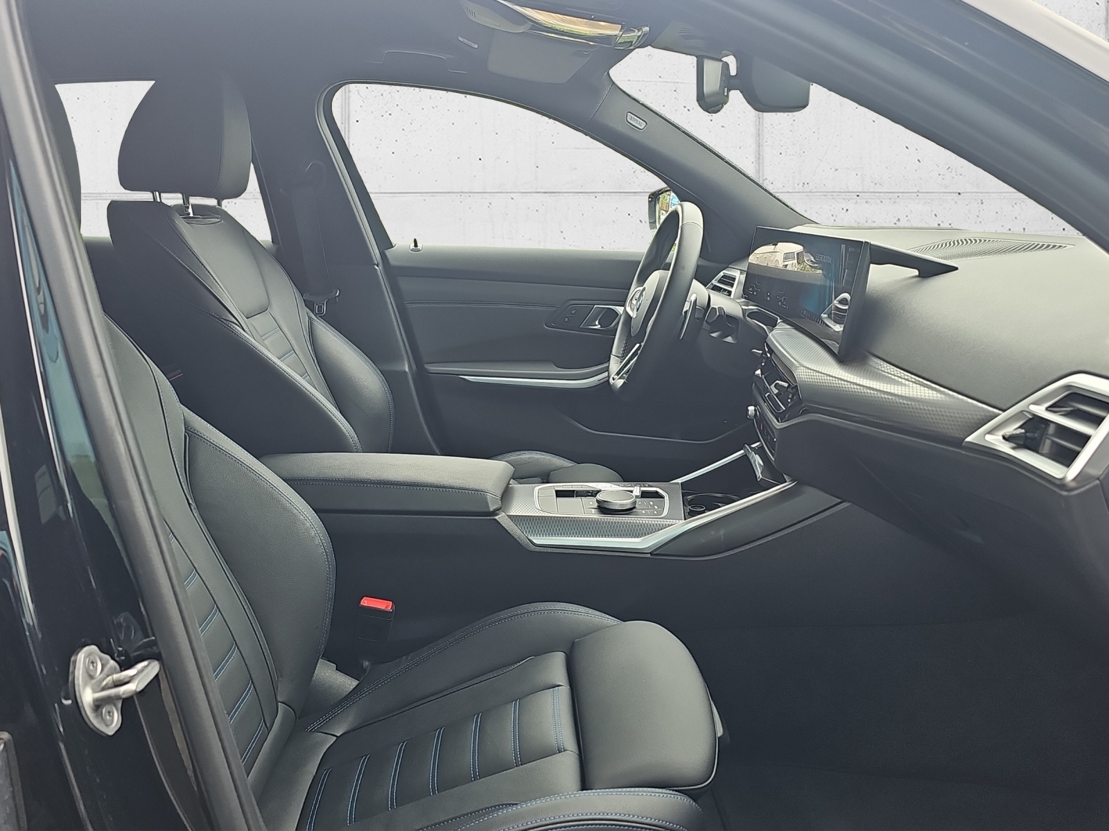 BMW 330e xDrive M Sport-image-16