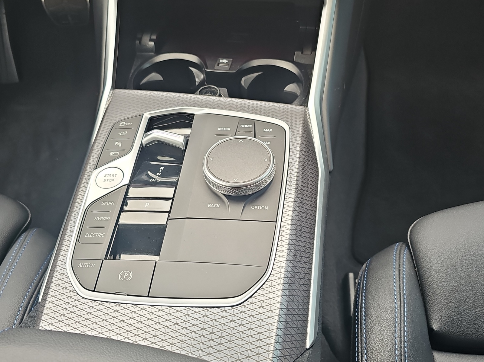 BMW 330e xDrive M Sport-image-17