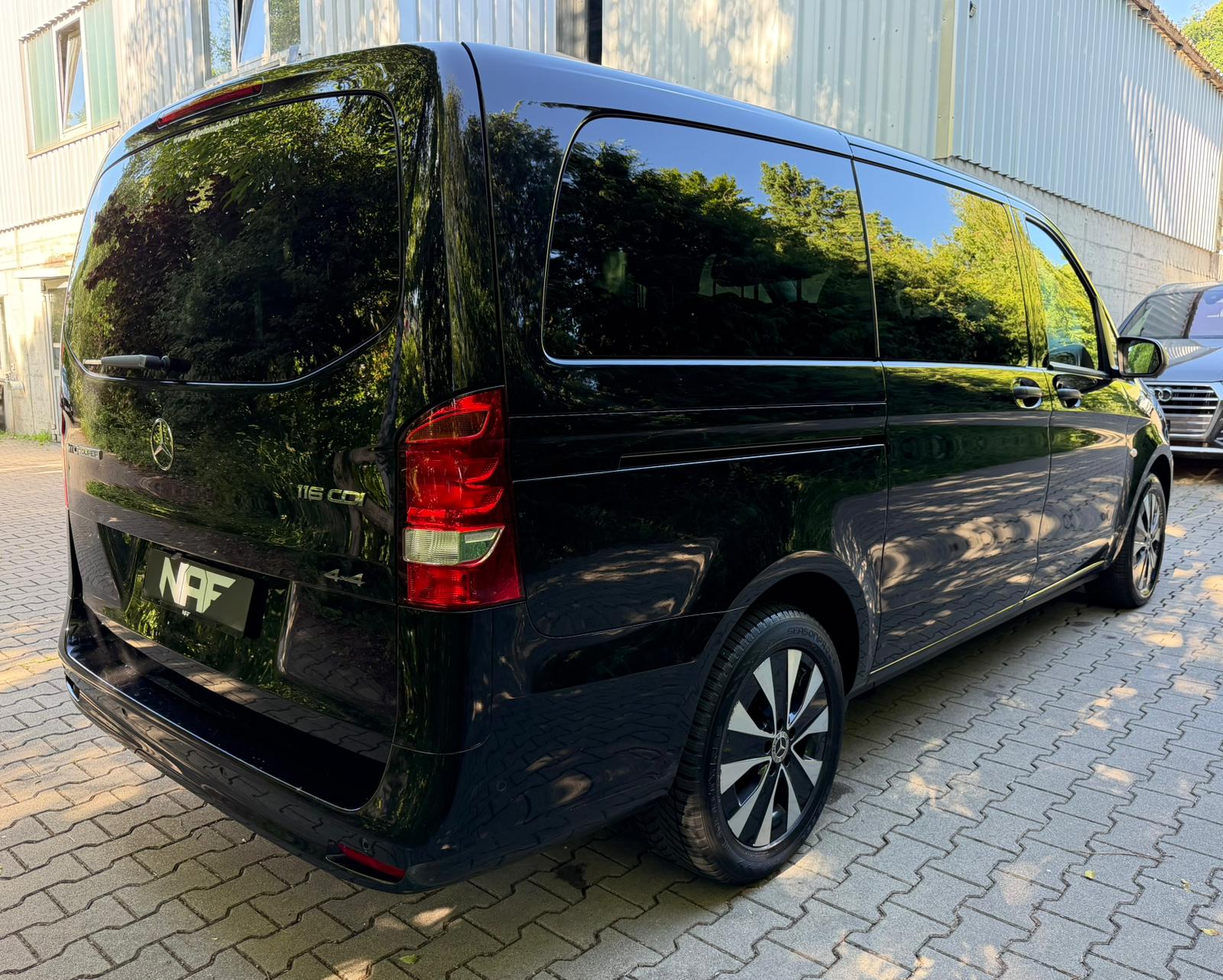 MERCEDES-BENZ Vito 116 CDI Lang Select Tourer 4Matic 9G-Tronic-image-4