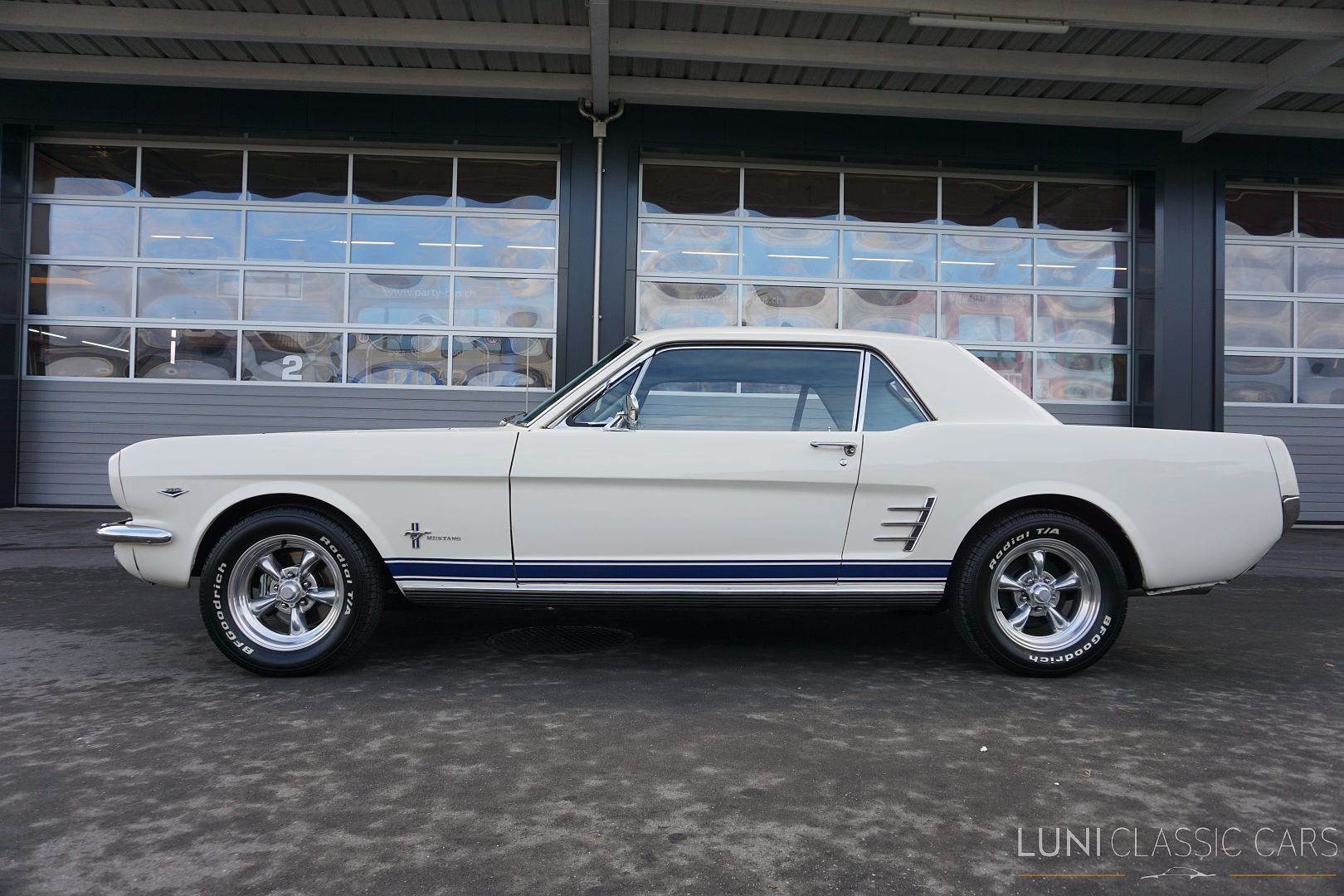 FORD Mustang-image-2