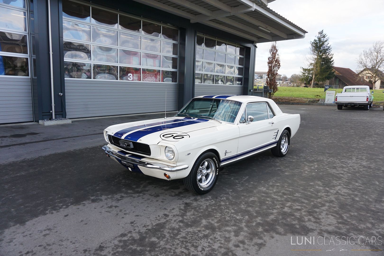 FORD Mustang-image-0