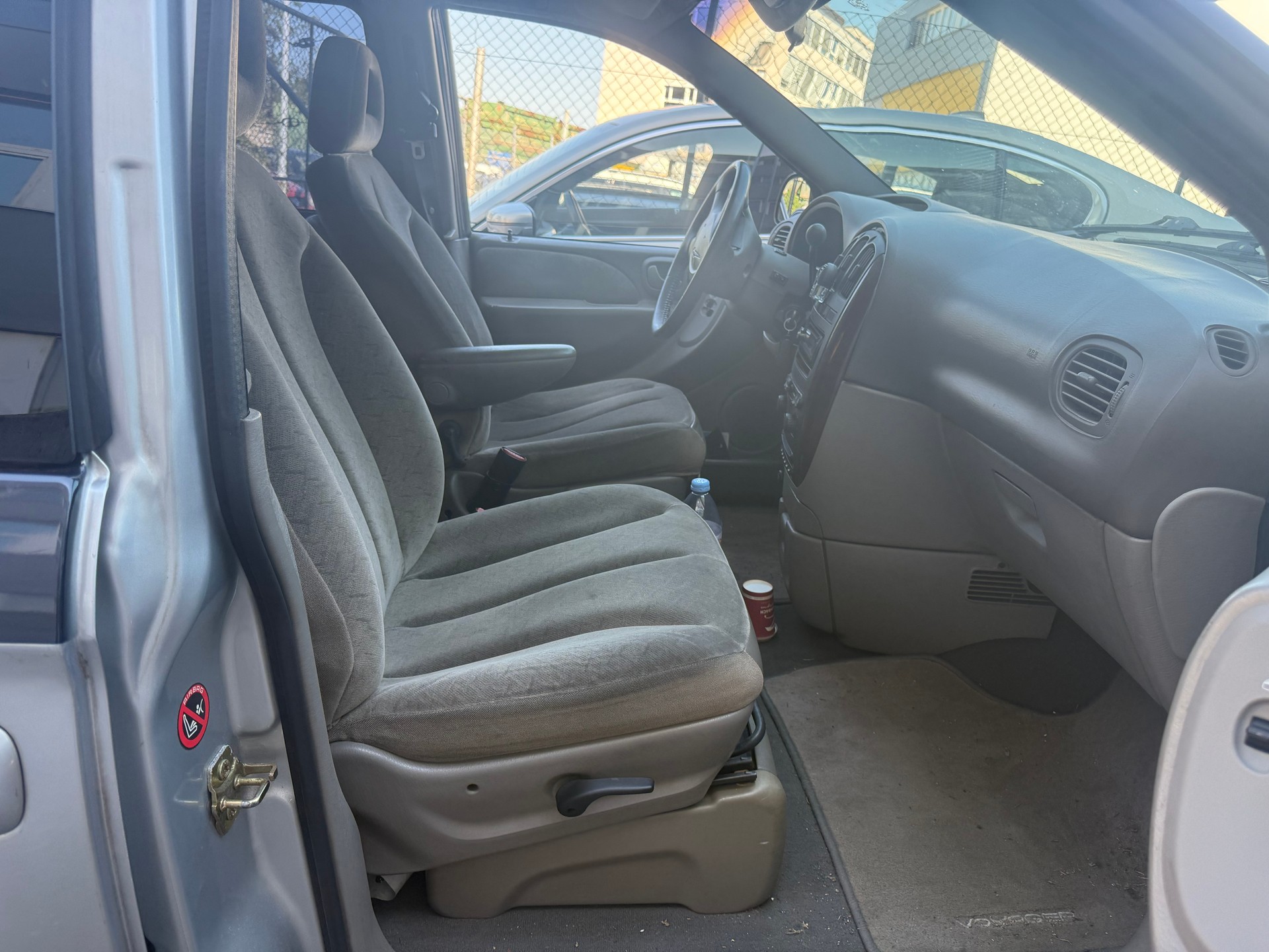 CHRYSLER Voyager 3.3 LX-image-3