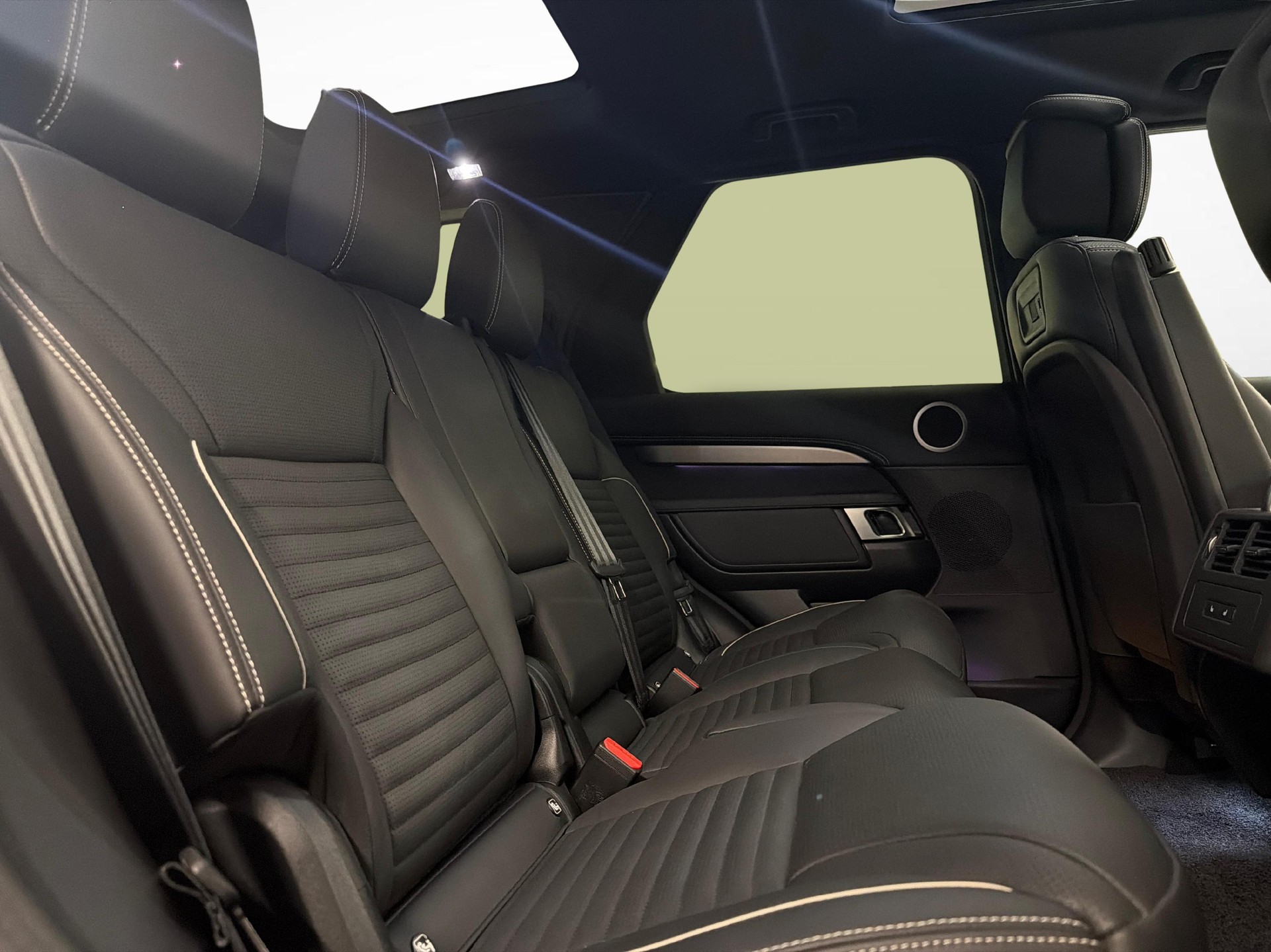 LAND ROVER Discovery 3.0 D I6 300 Dynamic HSE-image-17