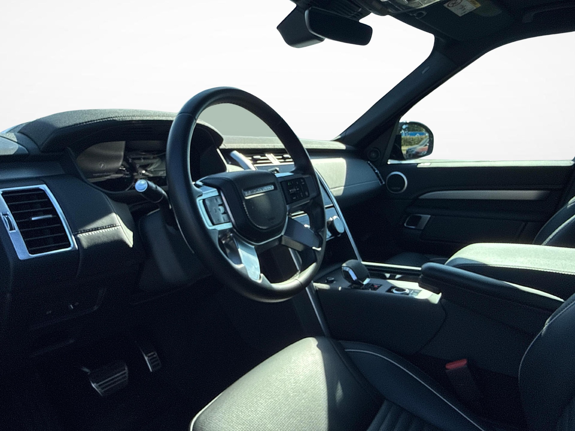 LAND ROVER Discovery 3.0 D I6 300 Dynamic HSE-image-10