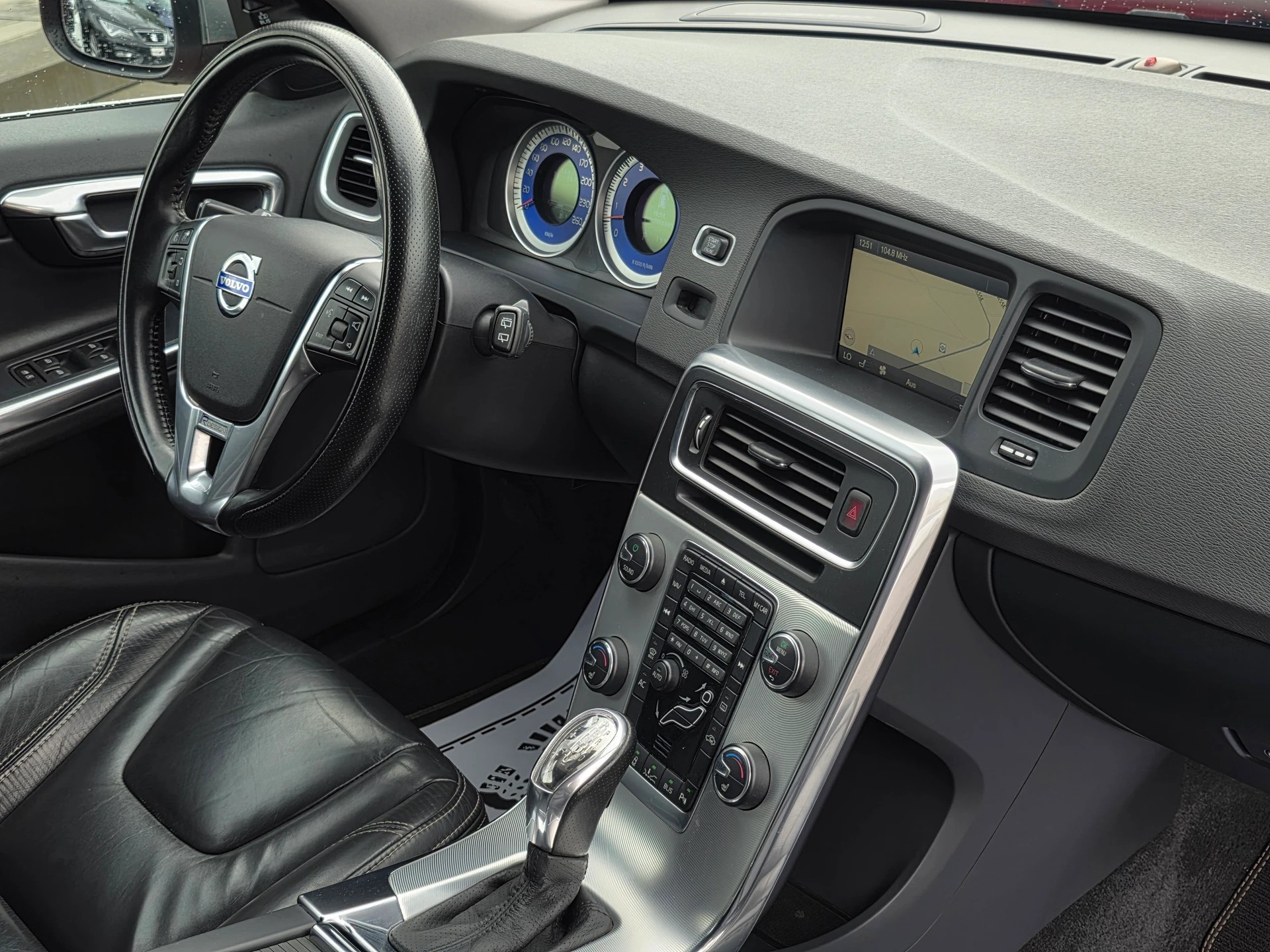 VOLVO V60 T6 AWD R-Design Geartronic * Frisch ab MFK * Frisch ab Service * TOP Zustand * inkl. 1 Jahr Garantie *-image-18