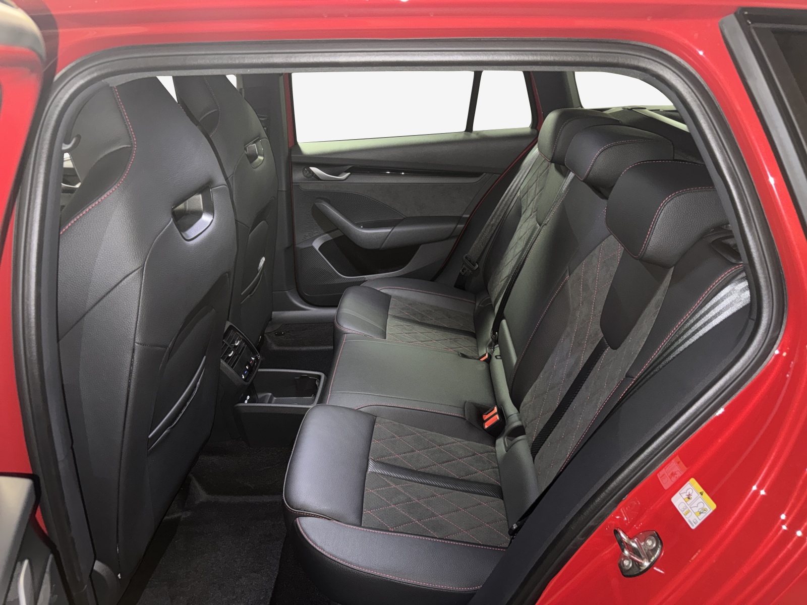 SKODA Octavia Combi 2.0 TSI DSG RS 30 Years Edition-image-11