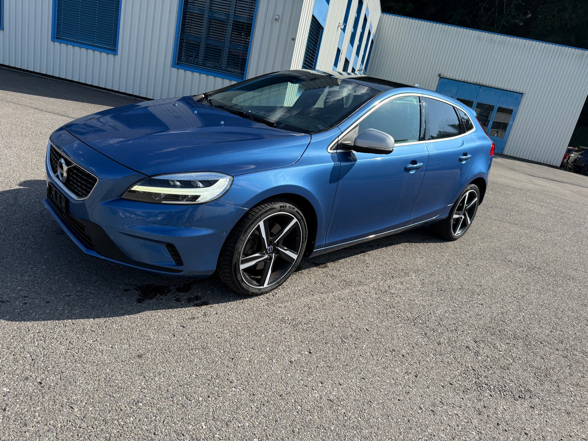 VOLVO V40 D2 Kinetic R-Design Geartronic-image-0