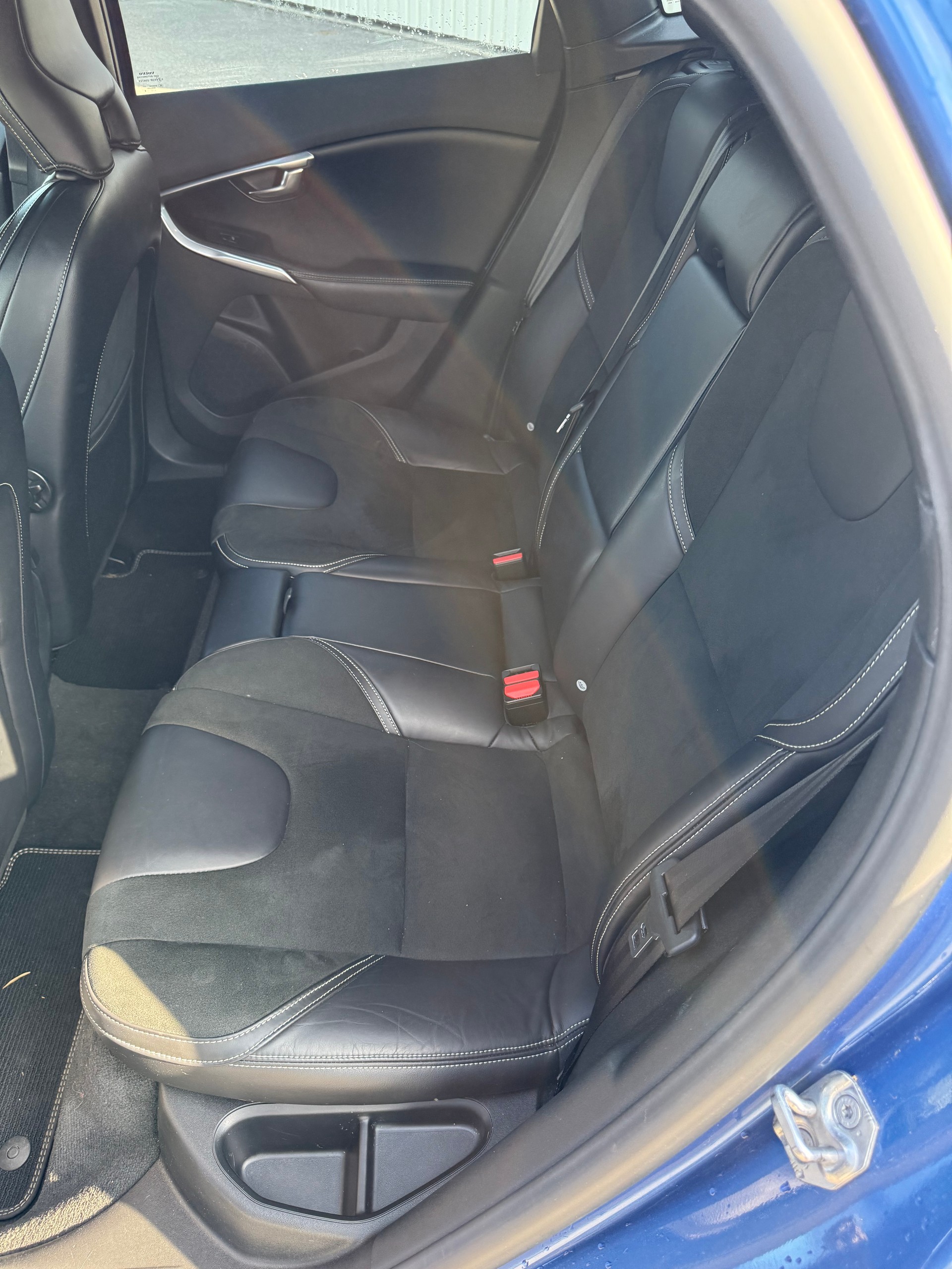 VOLVO V40 D2 Kinetic R-Design Geartronic-image-7