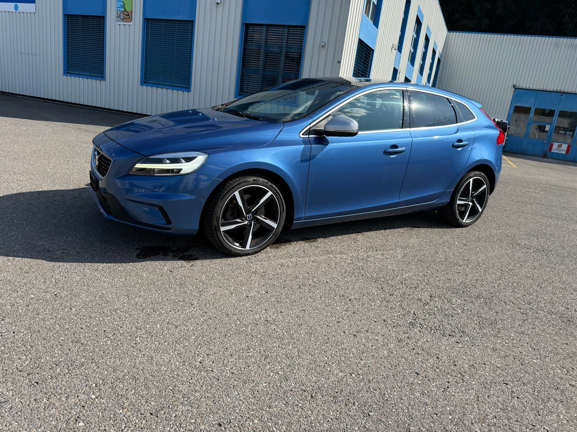VOLVO V40 D2 Kinetic R-Design Geartronic-image-3