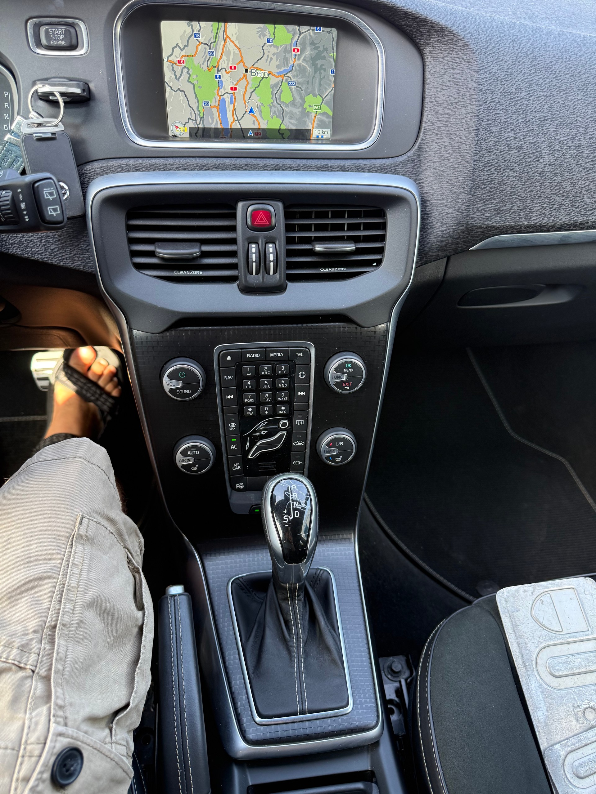 VOLVO V40 D2 Kinetic R-Design Geartronic-image-9