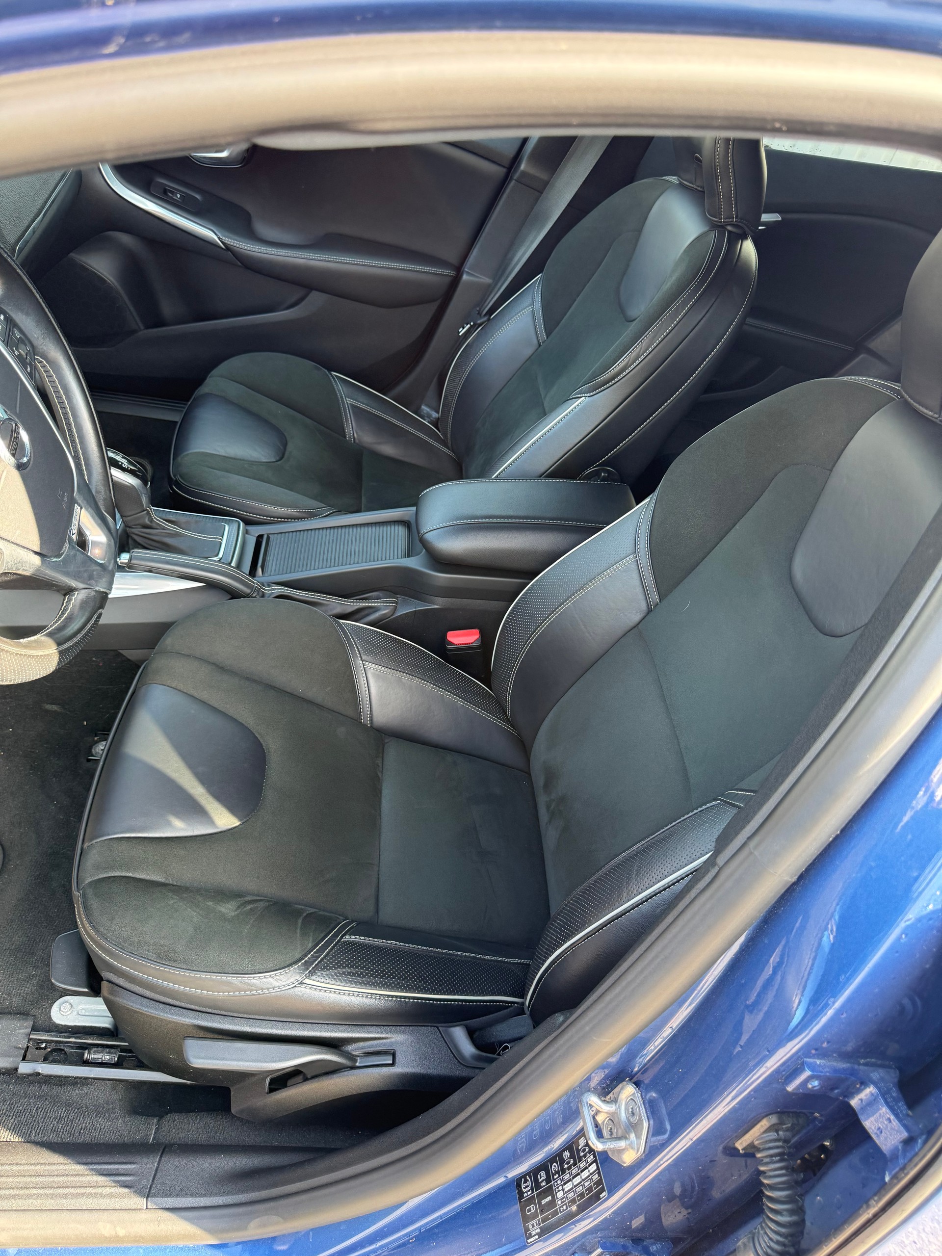 VOLVO V40 D2 Kinetic R-Design Geartronic-image-8