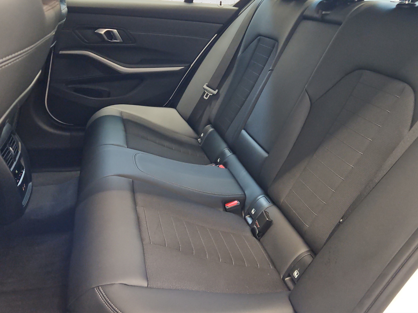 BMW 320i xDrive-image-10