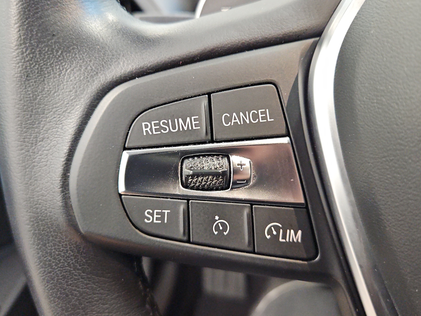 BMW 320i xDrive-image-16