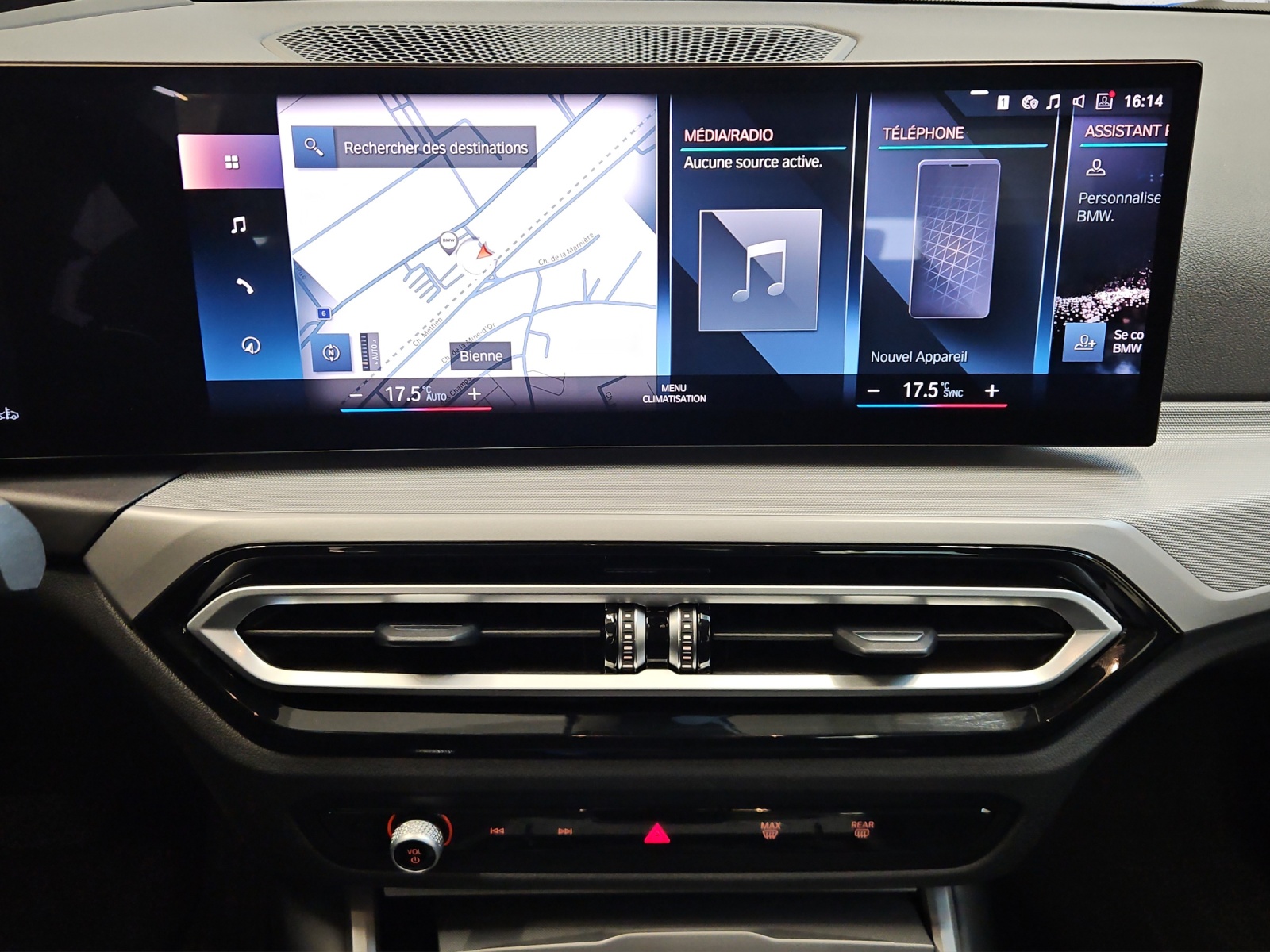 BMW 320i xDrive-image-12