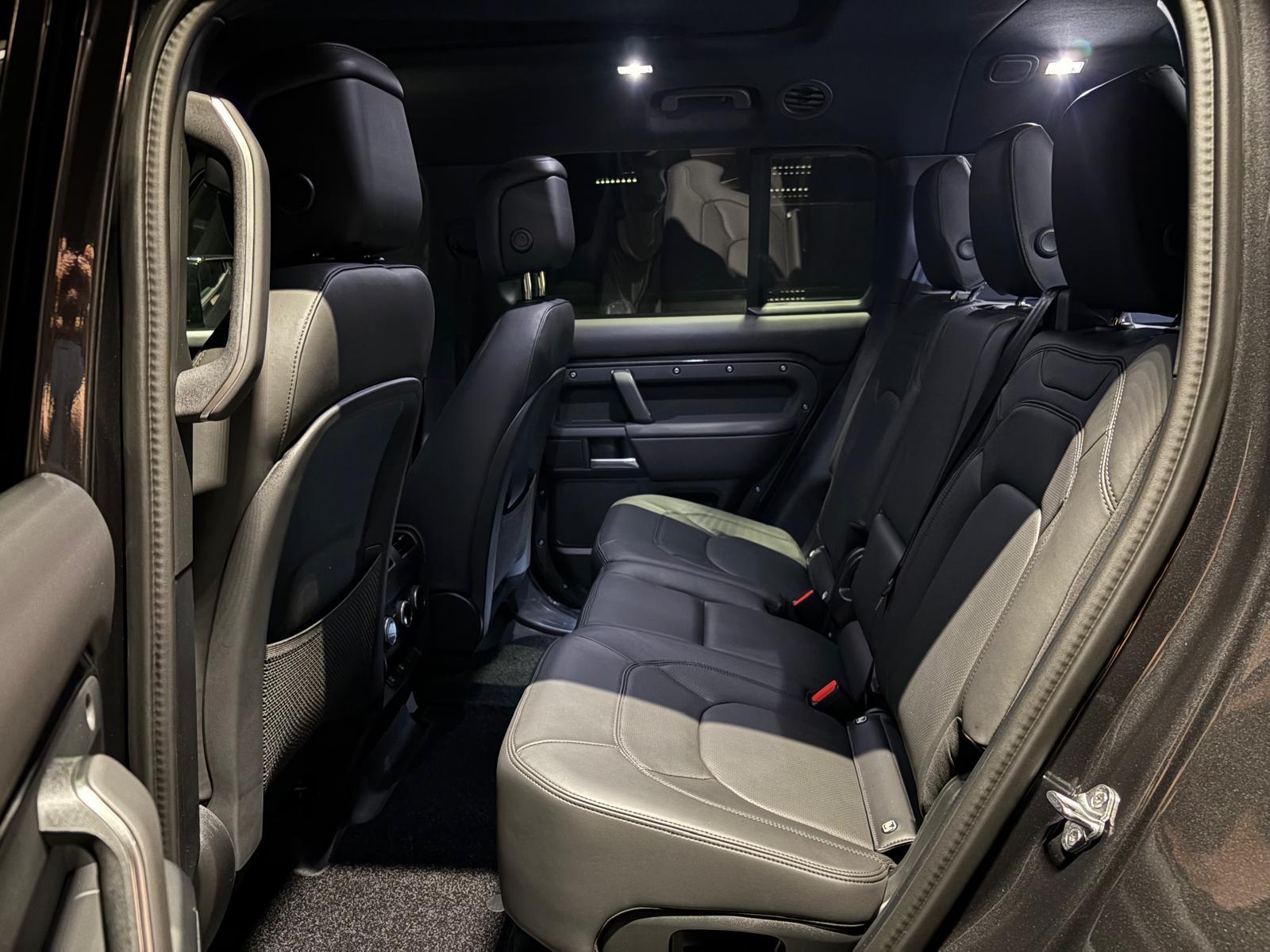LAND ROVER Defender 130 3.0 D I6 350 X-Dynamic HSE-image-3