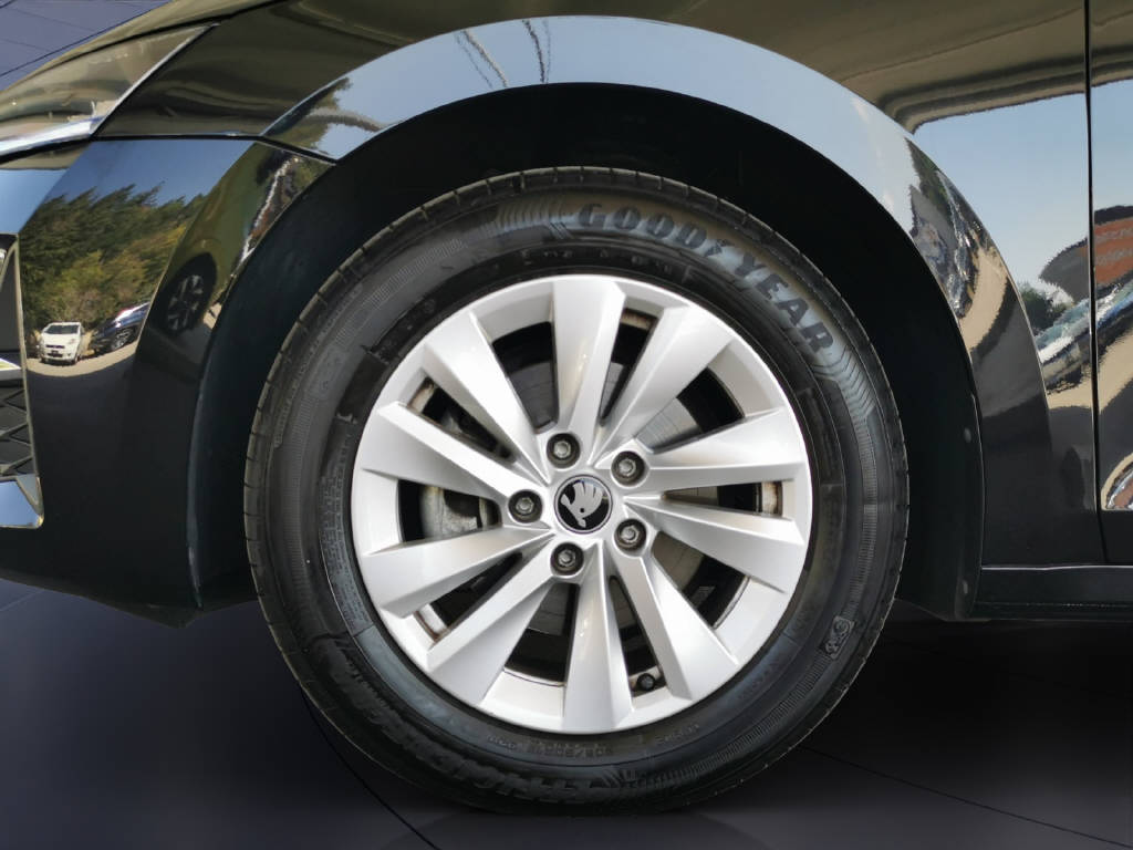 SKODA Octavia Combi 1.5 TSI Selection DSG-image-8