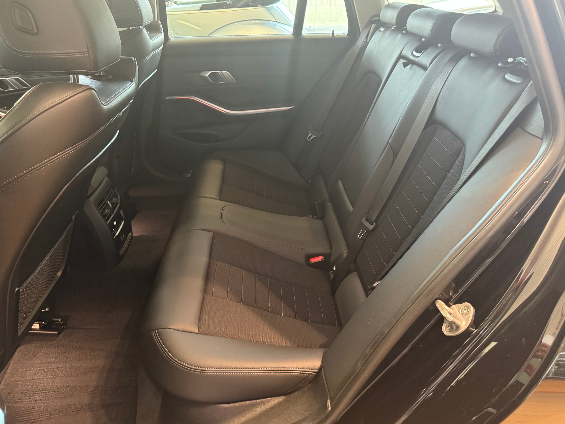 BMW 330d xDrive Touring Steptronic Sport Line-image-9