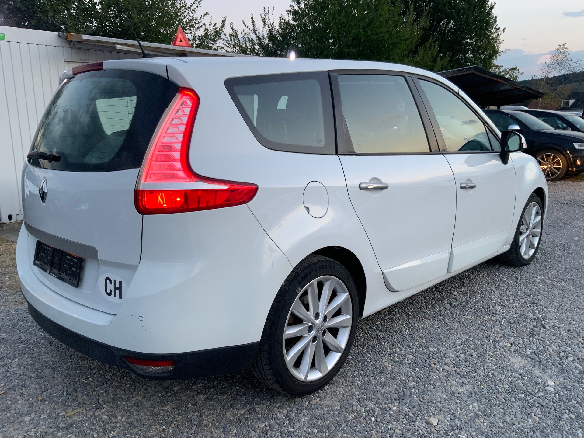 RENAULT Grand Scénic 2.0 16V Dynamique X-Tronic CVT-image-3