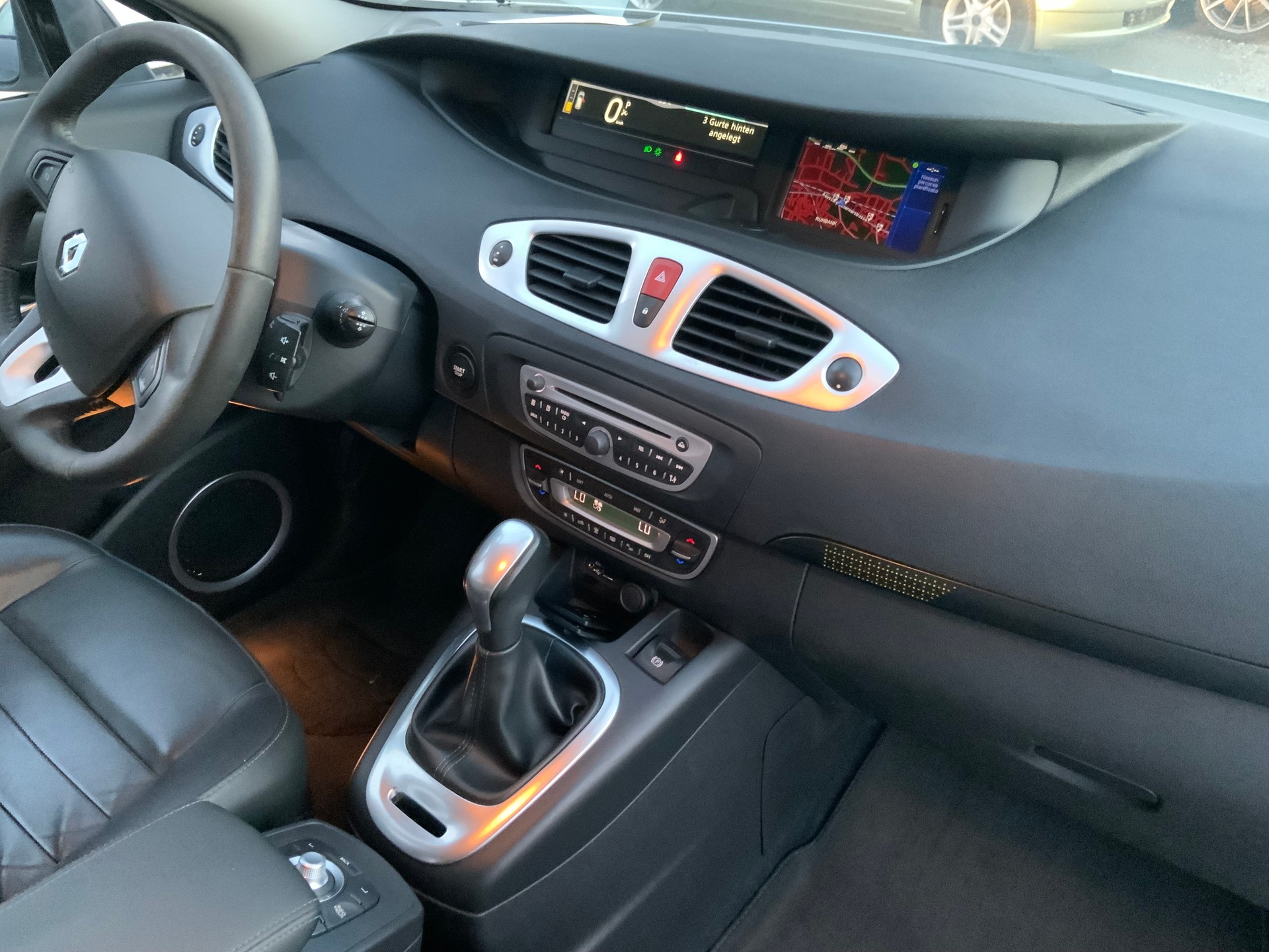 RENAULT Grand Scénic 2.0 16V Dynamique X-Tronic CVT-image-9