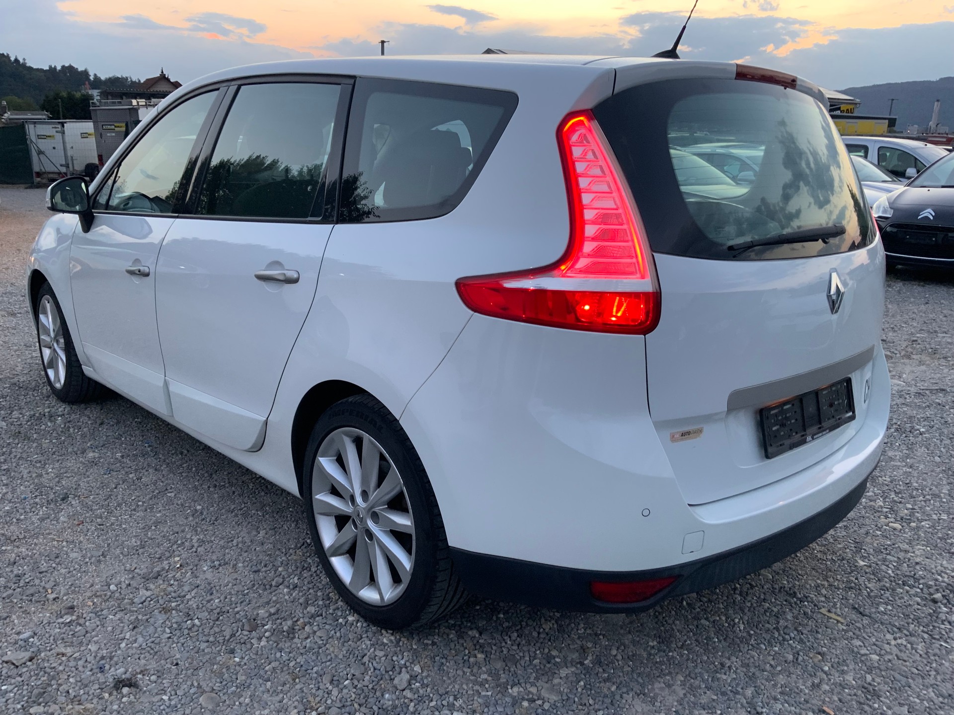RENAULT Grand Scénic 2.0 16V Dynamique X-Tronic CVT-image-4
