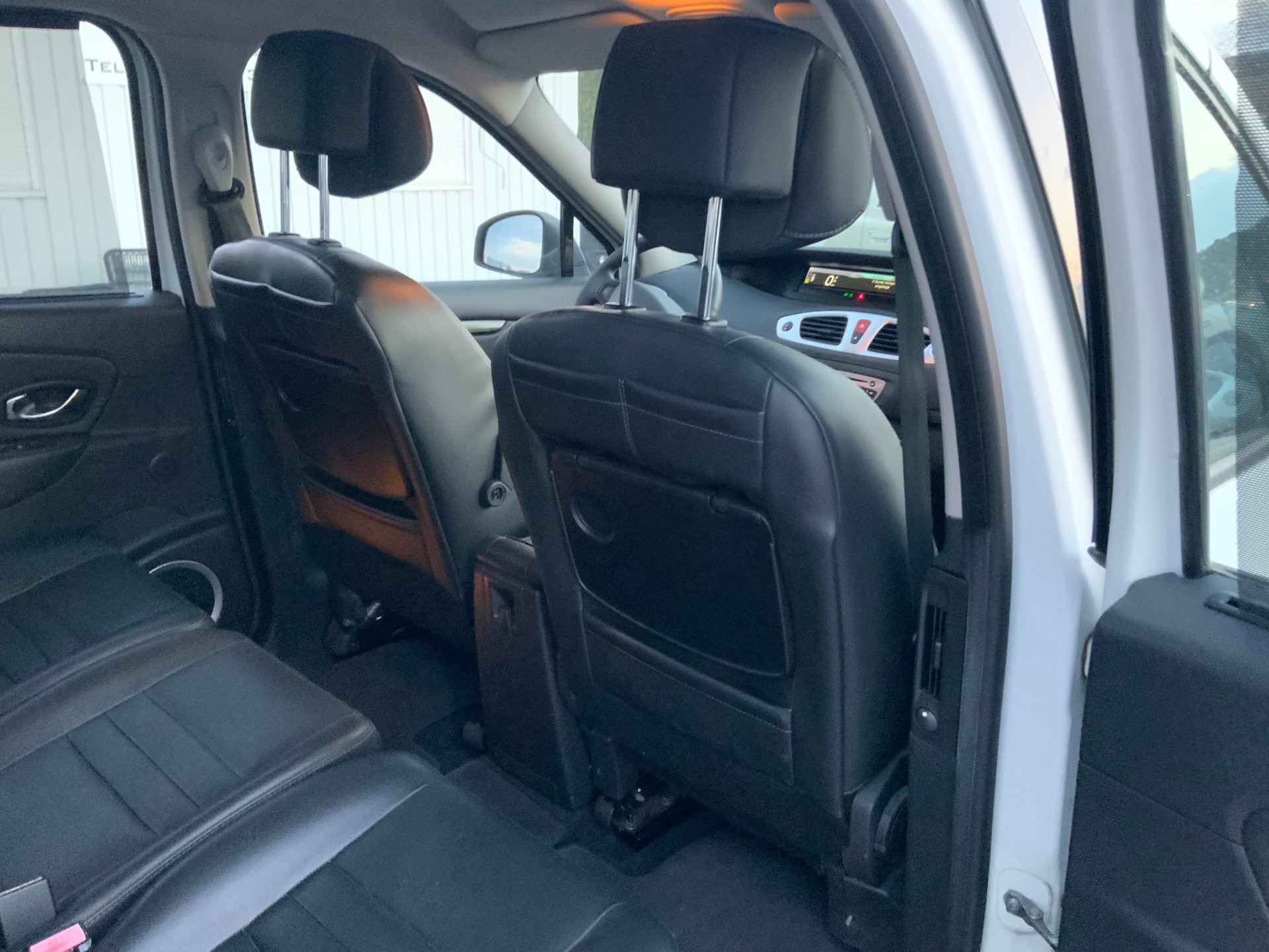 RENAULT Grand Scénic 2.0 16V Dynamique X-Tronic CVT-image-11