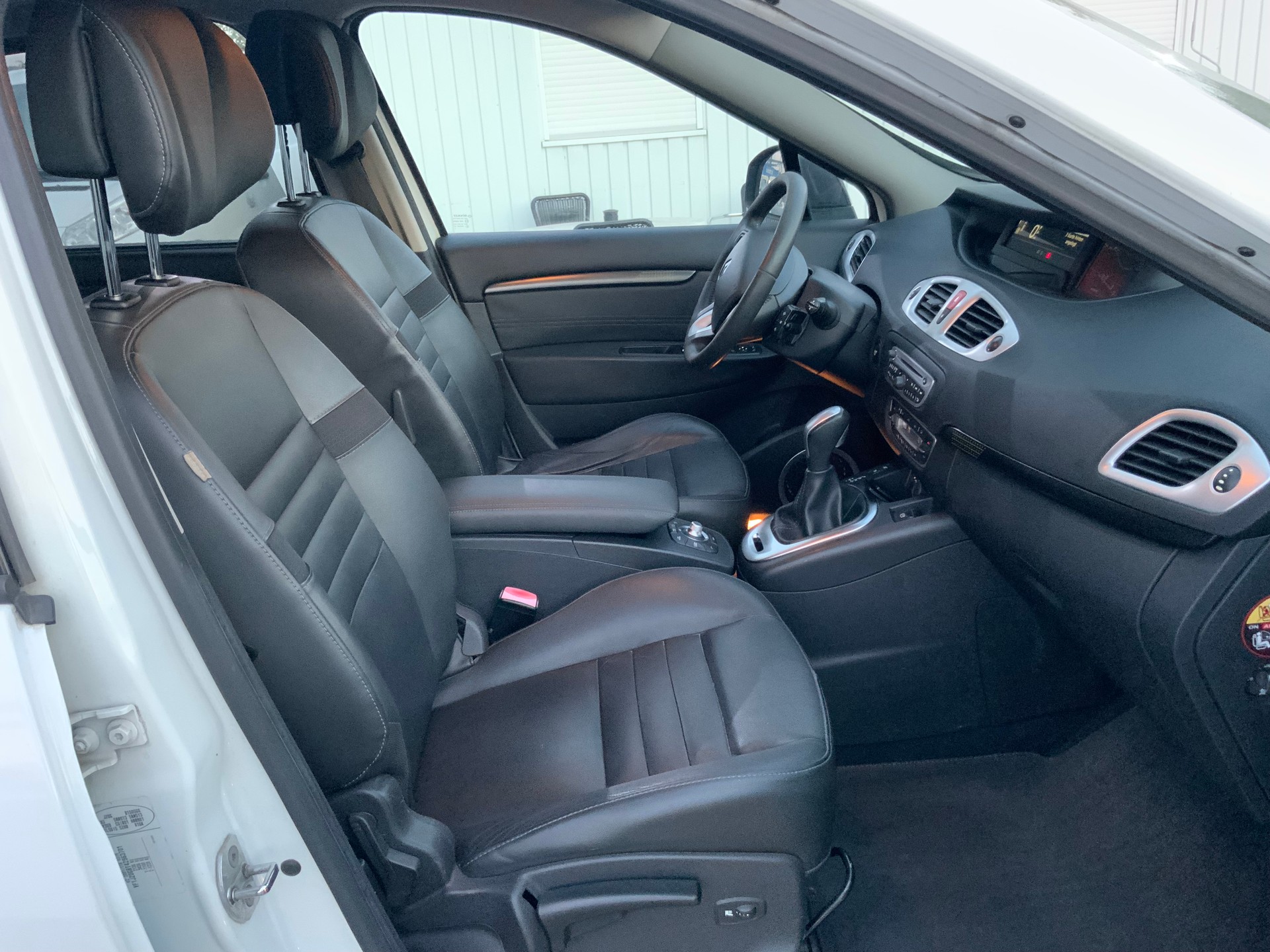 RENAULT Grand Scénic 2.0 16V Dynamique X-Tronic CVT-image-10