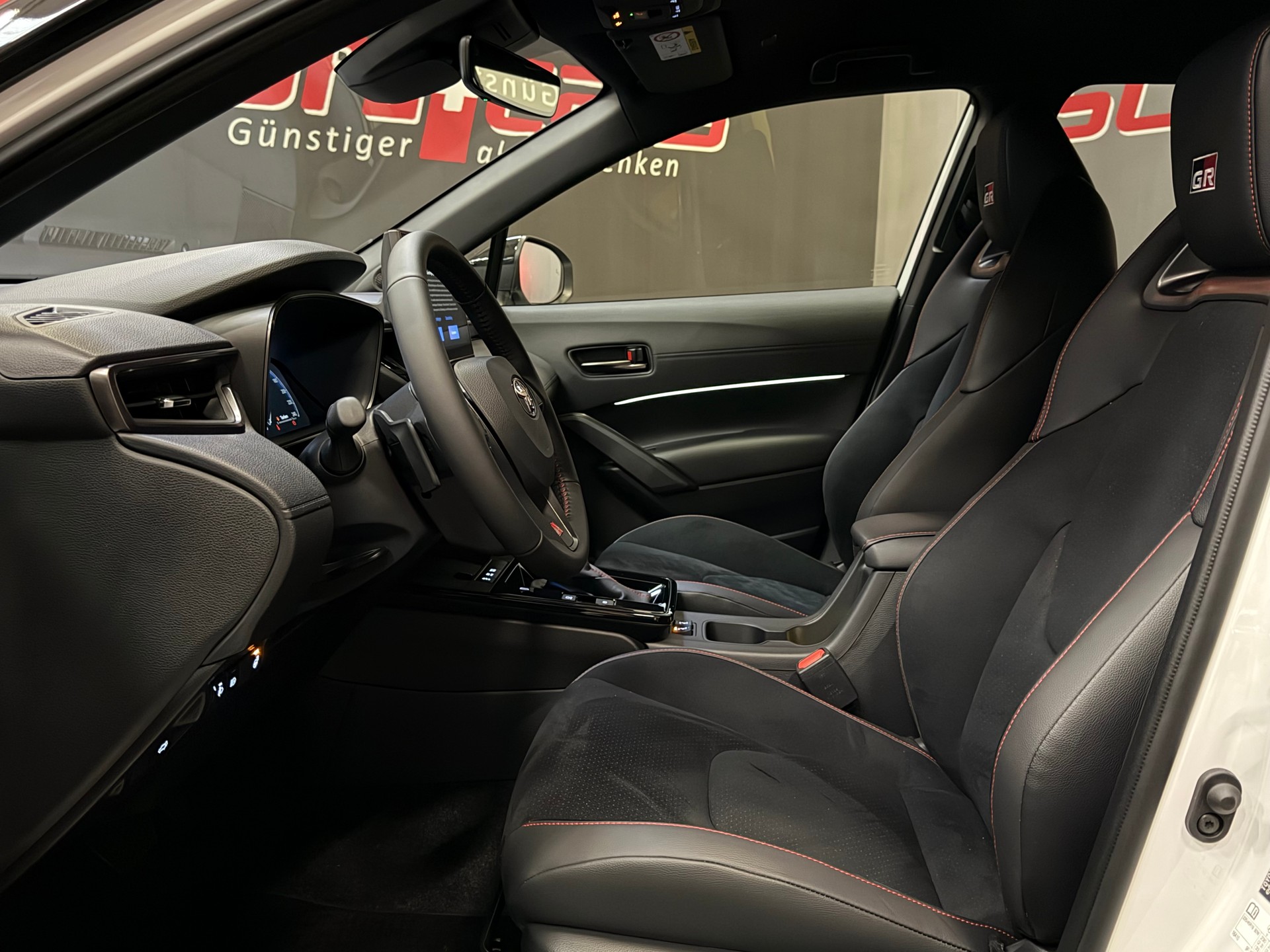 TOYOTA Corolla Cross 2.0 GR Sport e-CVT-image-13