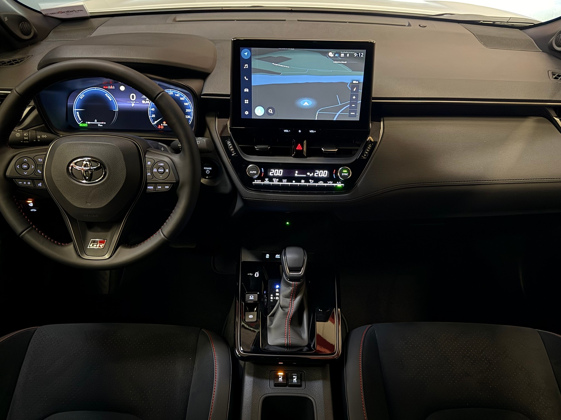 TOYOTA Corolla Cross 2.0 GR Sport e-CVT-image-17