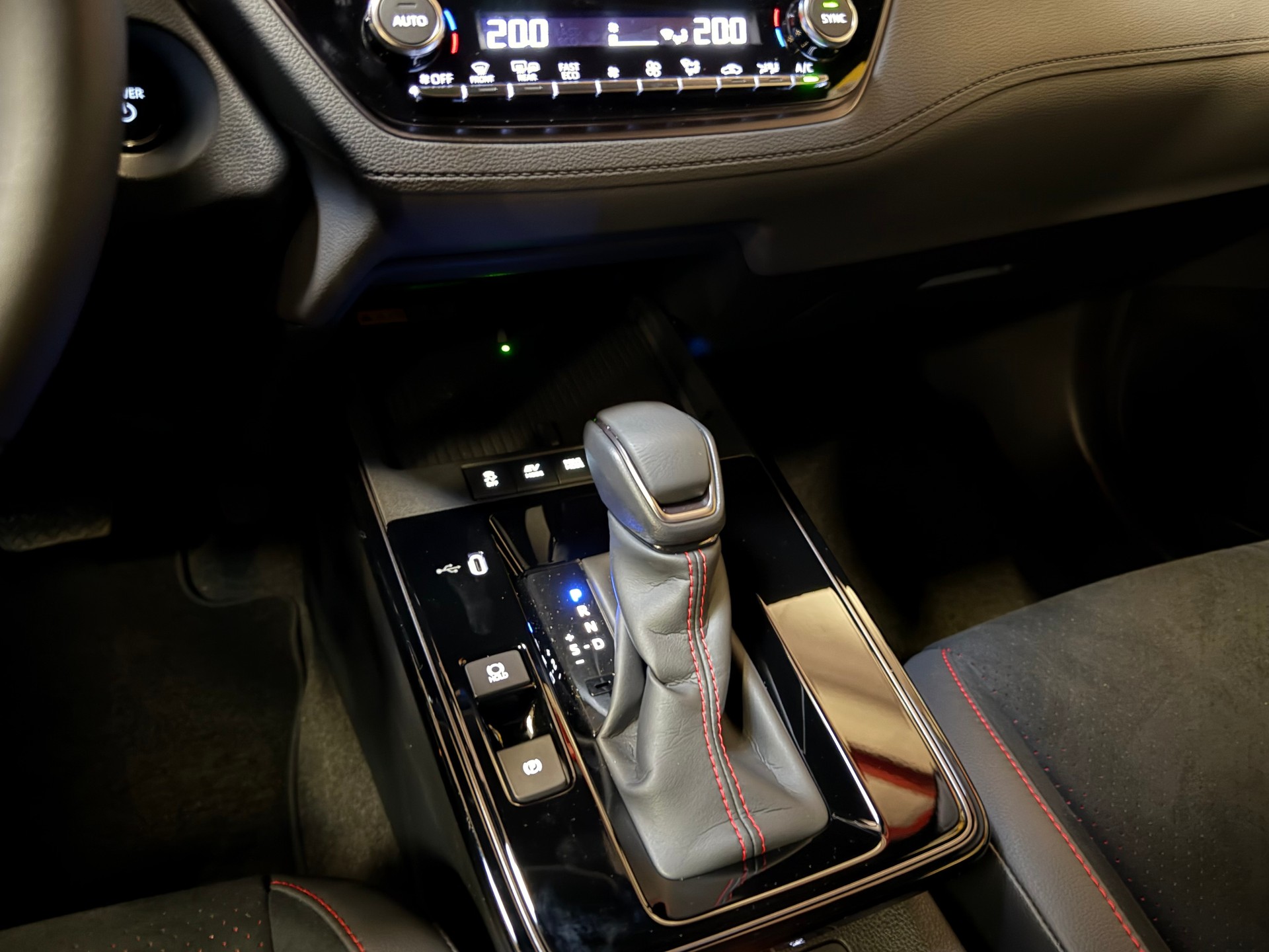 TOYOTA Corolla Cross 2.0 GR Sport e-CVT-image-19