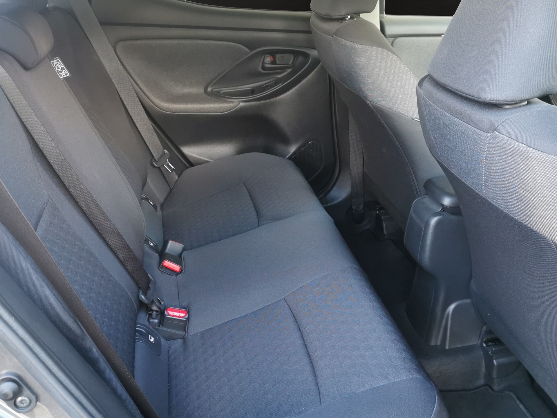 TOYOTA Yaris 1.5 Active e-CVT-image-14