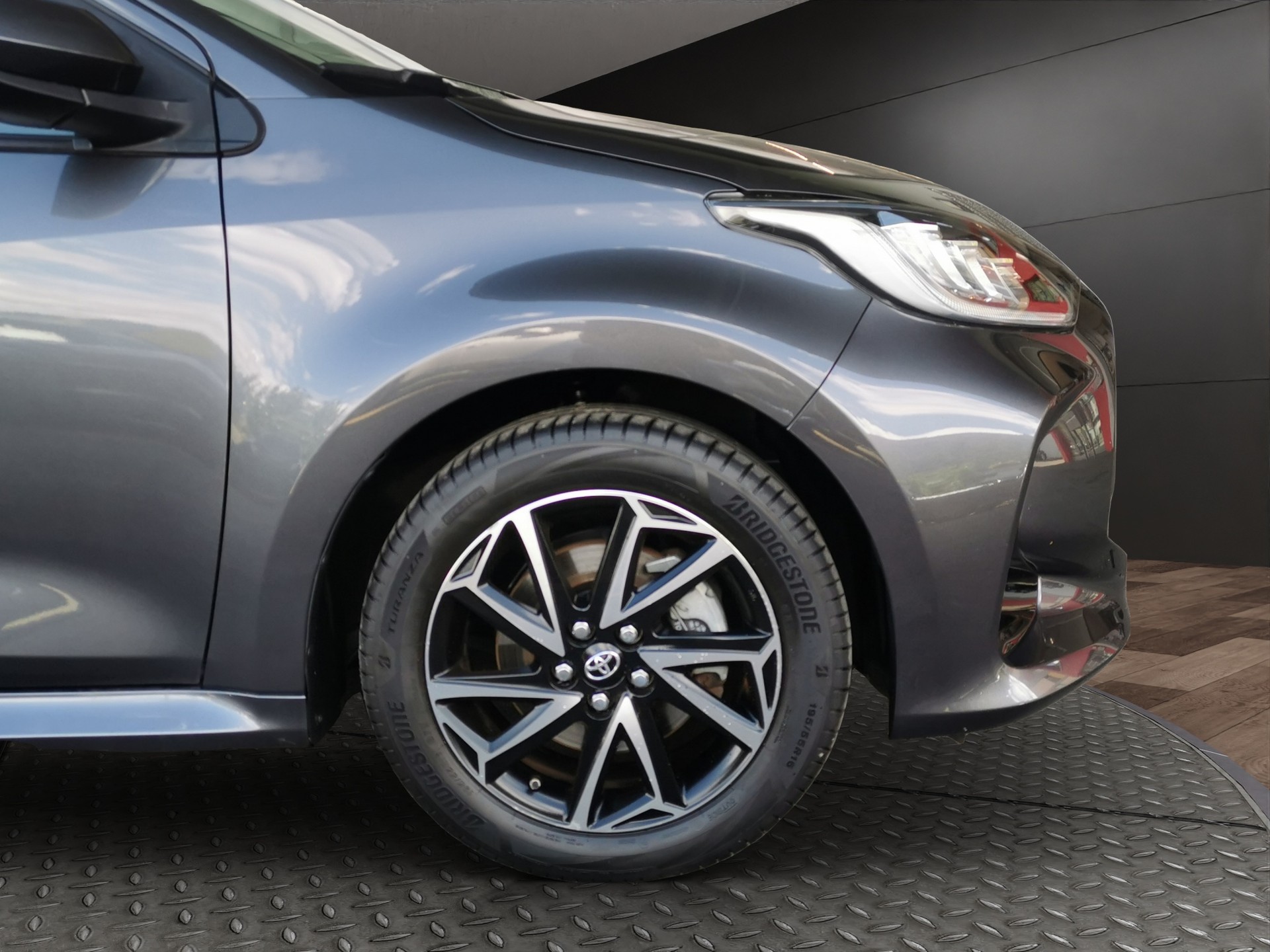 TOYOTA Yaris 1.5 Active e-CVT-showroom-element-3