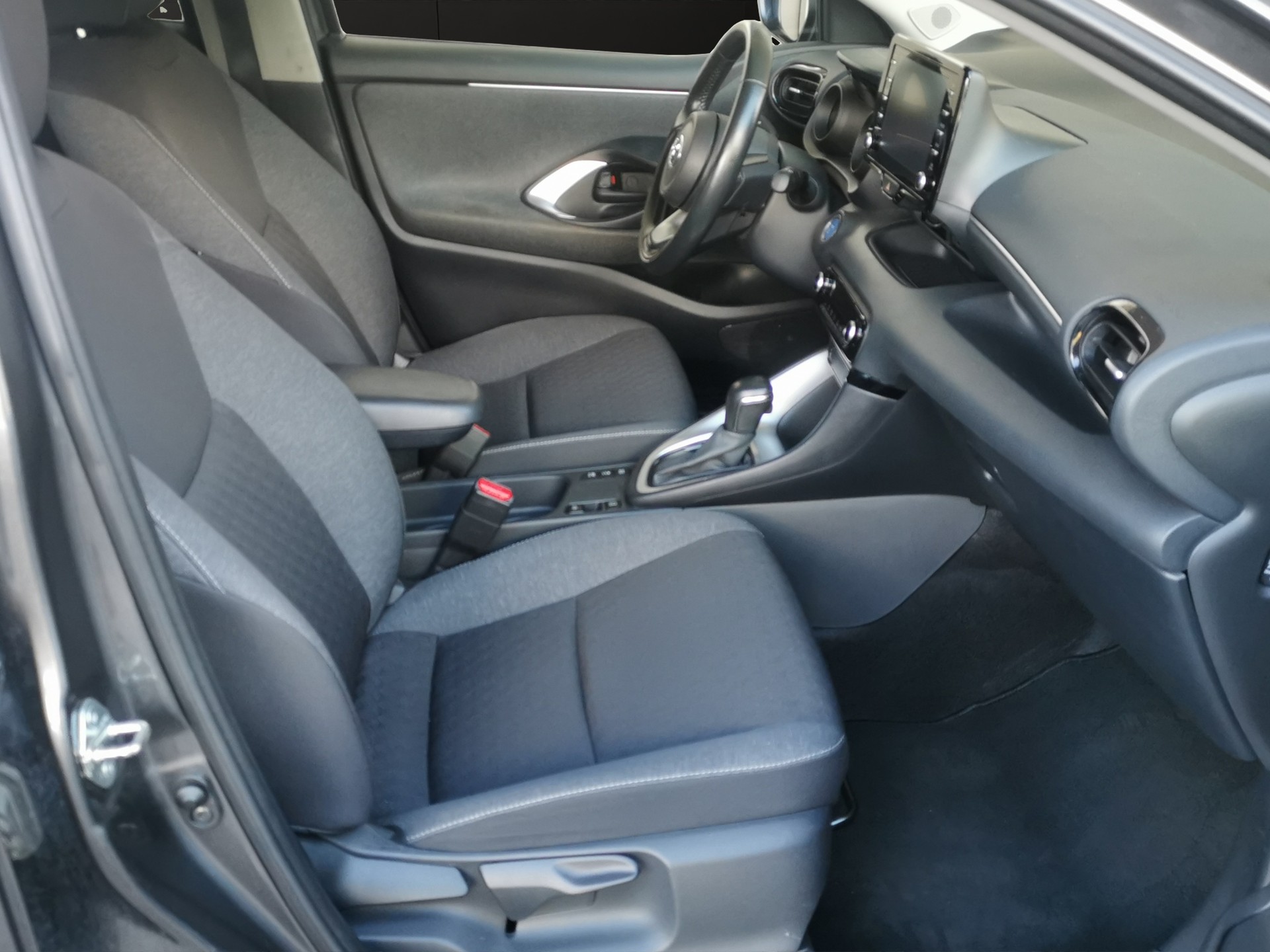 TOYOTA Yaris 1.5 Active e-CVT-image-13