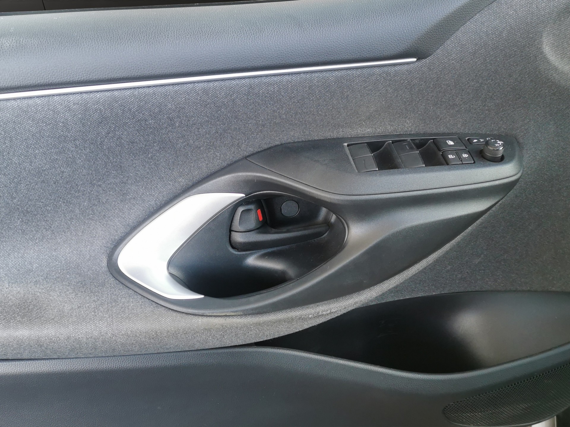 TOYOTA Yaris 1.5 Active e-CVT-image-11