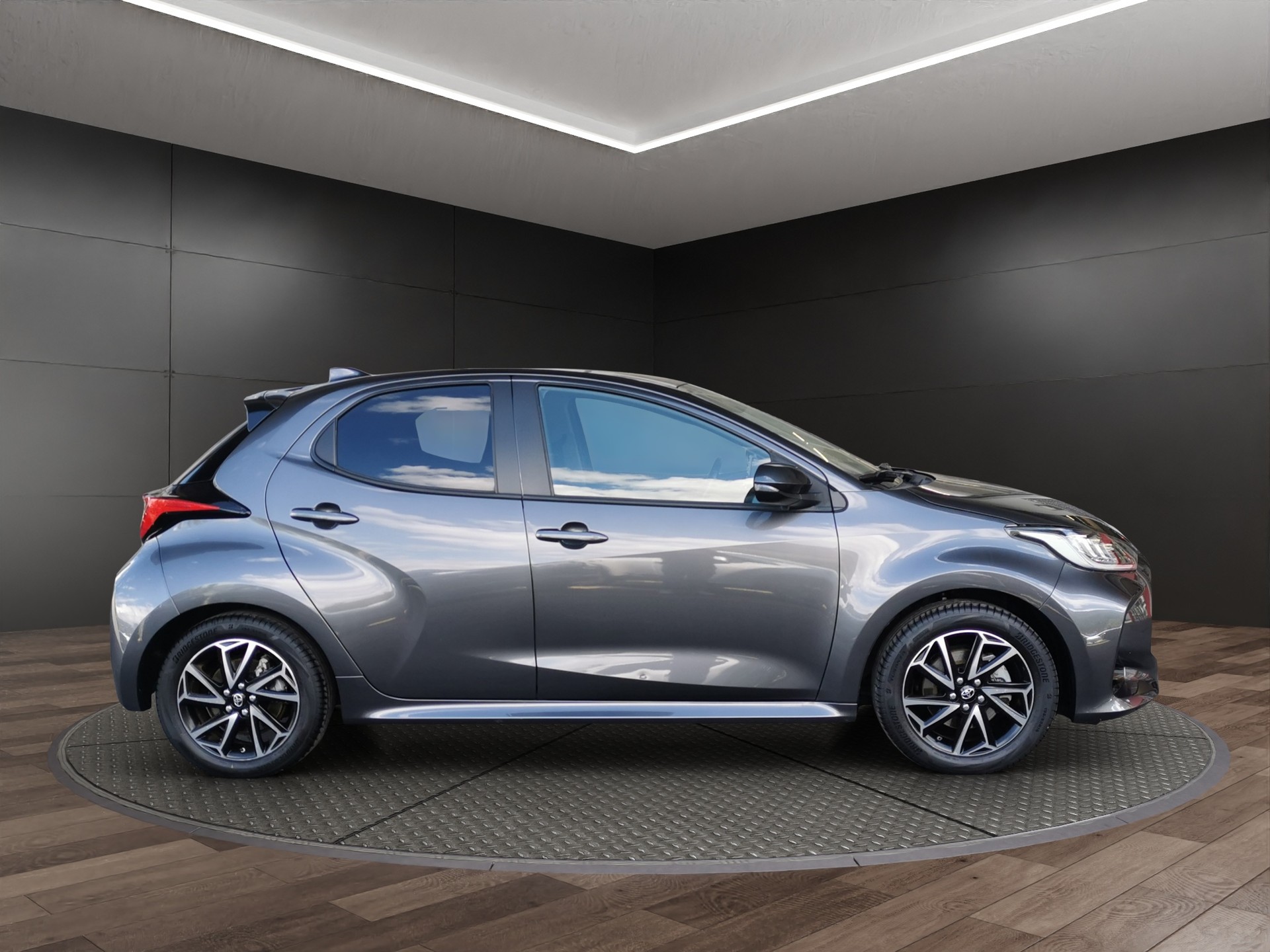 TOYOTA Yaris 1.5 Active e-CVT-image-4