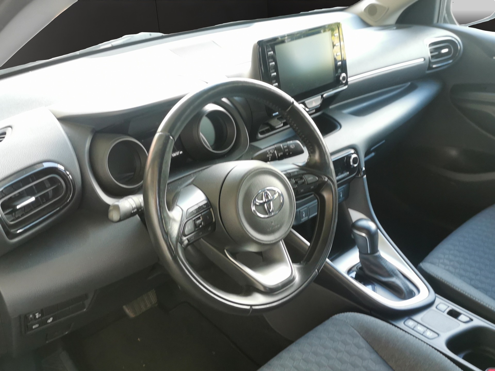 TOYOTA Yaris 1.5 Active e-CVT-image-9